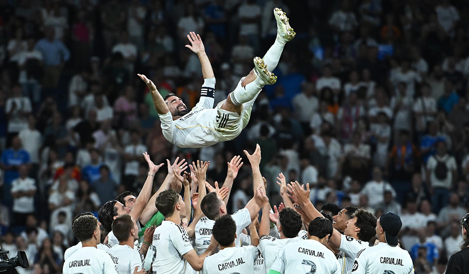 El defensa del Real Madrid Dani Carvajal es manteado por sus compañeros al término del partido de la última jornada de LaLiga que Real Madrid y Athletic Club