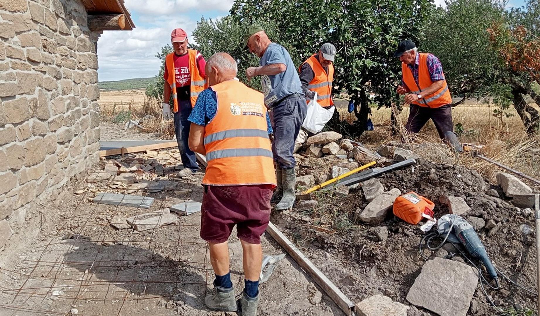 Varias persona trabajan en una de las iniciativas subvencionadas en Tafalla