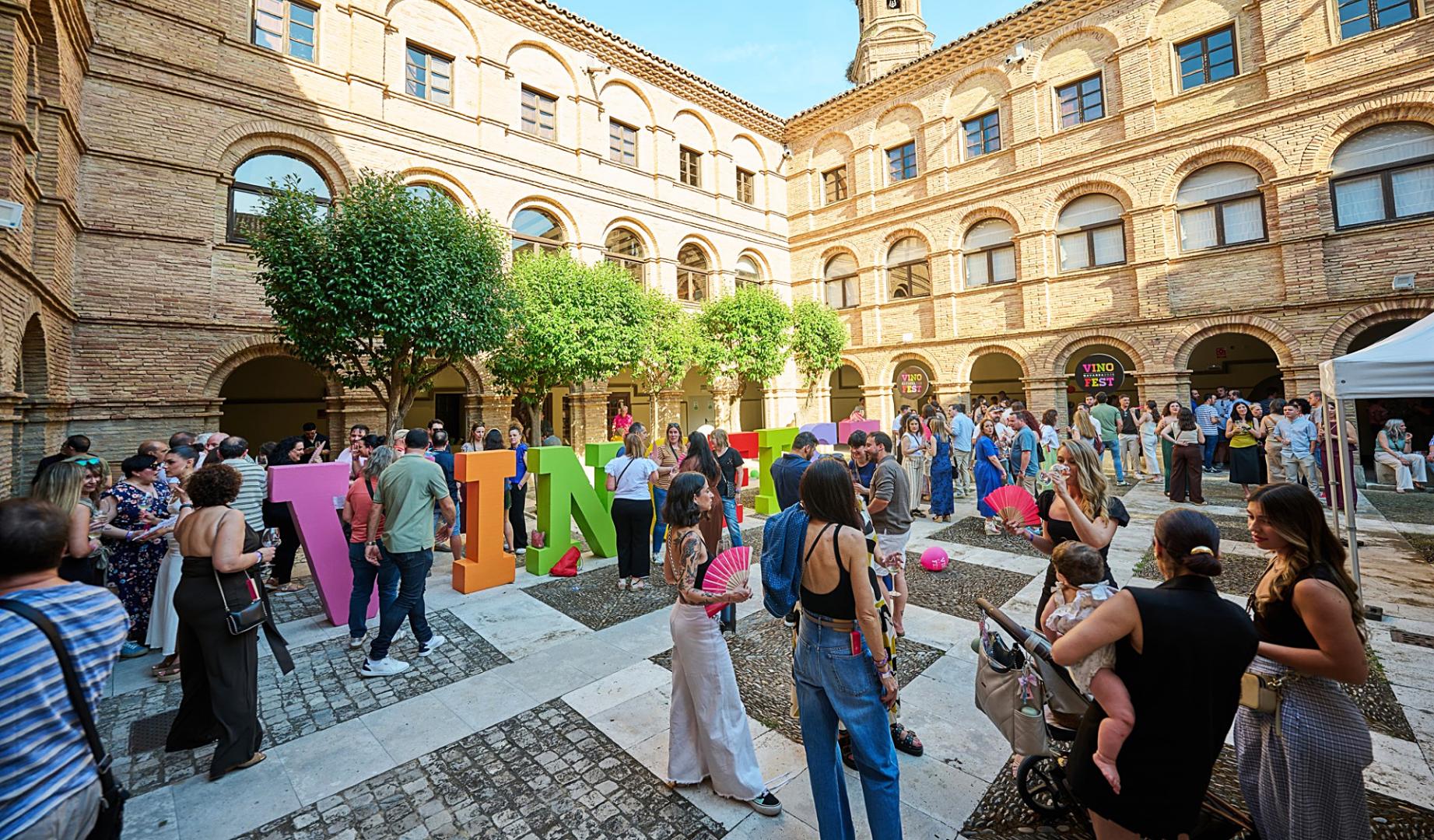 Público asistente al Vinofest Navarra celebrado en el Patio Castel Ruiz del Conservatorio Municipal de Música 'Fernando Remacha'