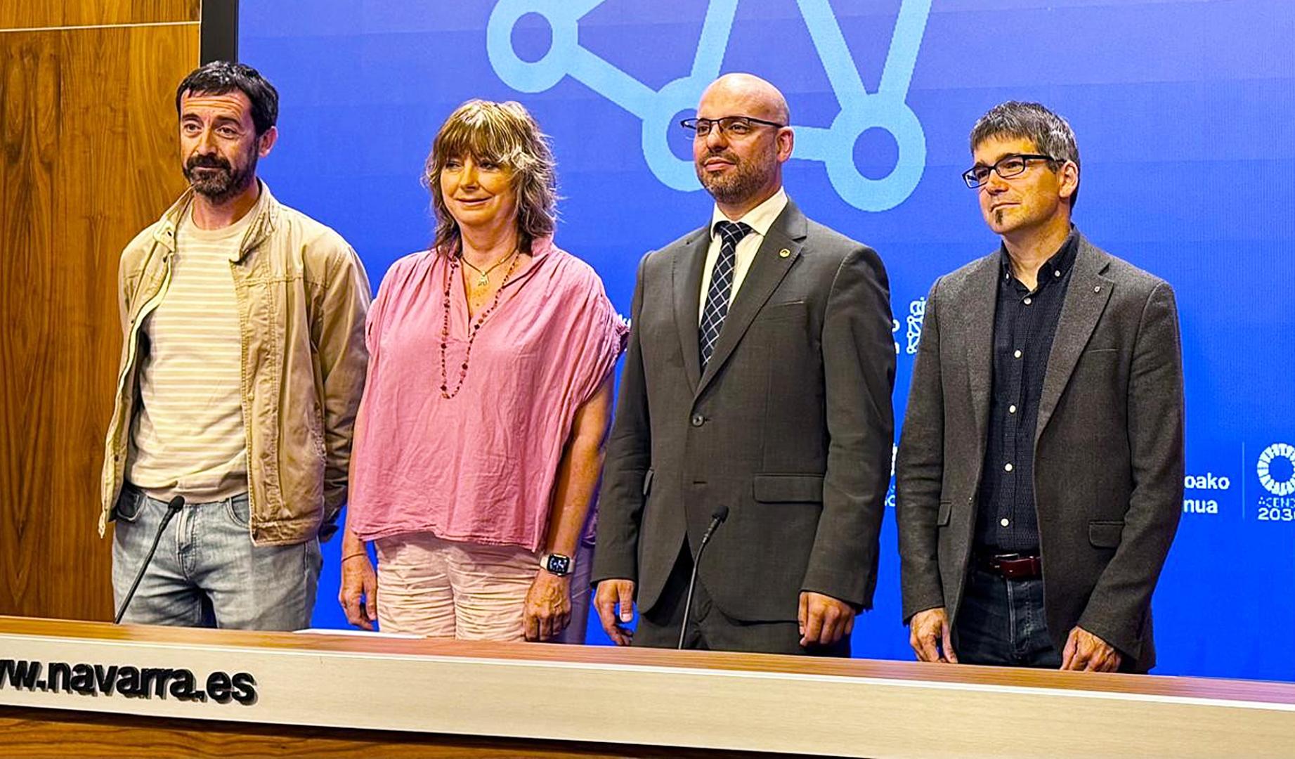 De izda. a dcha., el director académico del título, Álvaro Baraibar; la vicepresidenta Ollo; el vicerrector de Enseñanzas de la UPNA, Javier Goicoechea; y el director gerente de Euskarabidea, Javier Arakama
