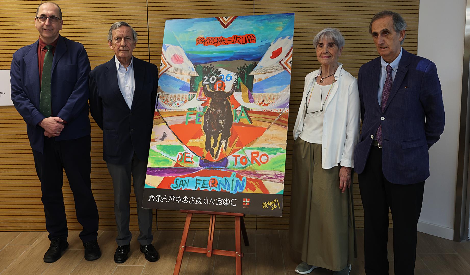 De izda. a dcha., Jesús Cía Garza, José María Marco García Mina, Camino Oslé Guerendiáin y Eugenio Salinas Frauca posan junto al cartel de la Feria del Toro 2026