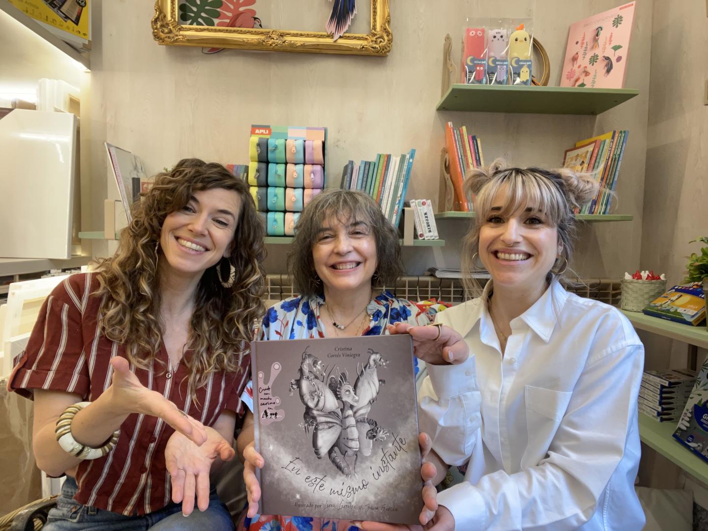 La psicóloga infantil Cristina Cortés Viniegra (en el centro), con las ilustradoras de su último libro: Lorea Larraya y June García.