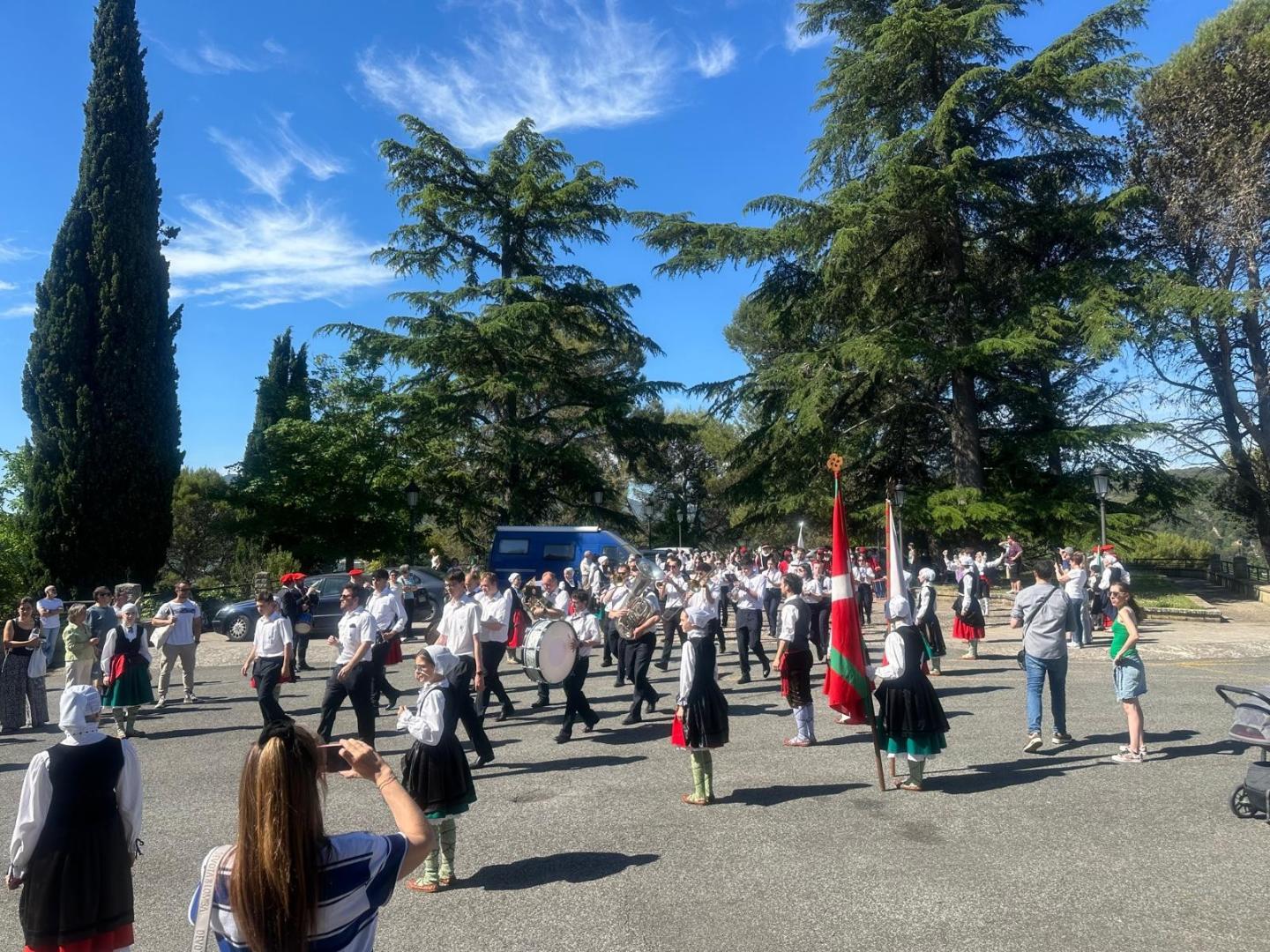 Música y danzas en el día de la Virgen del Puy