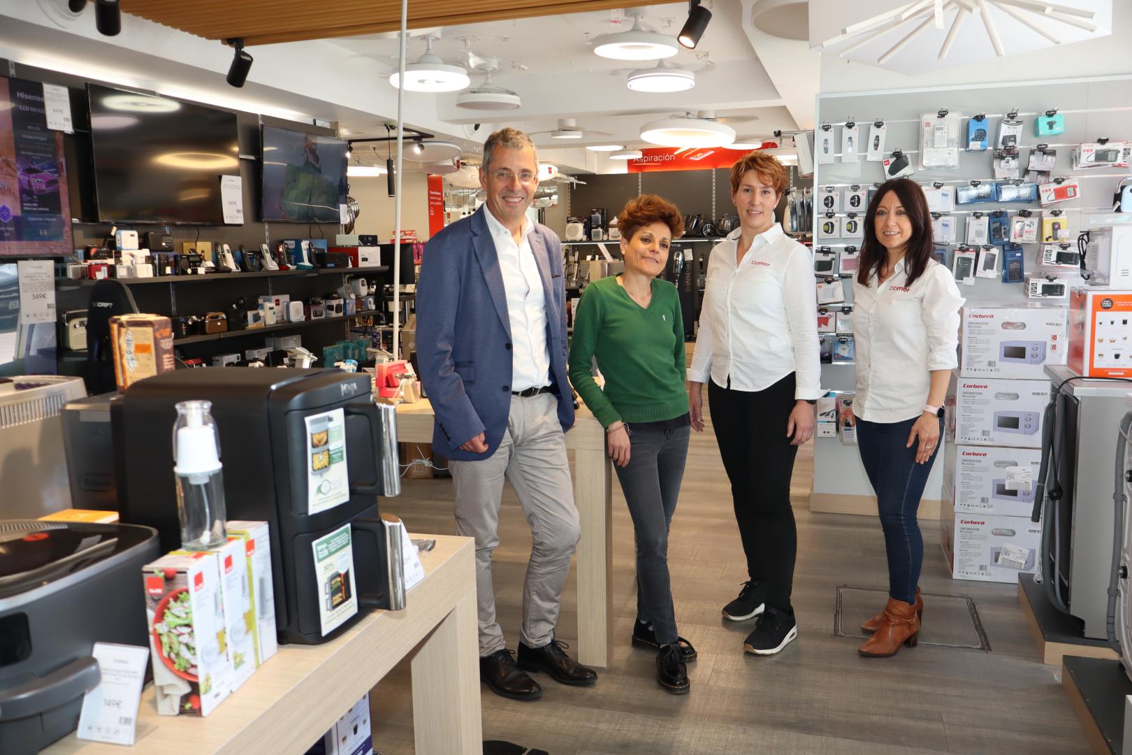 María de Esteban, Loreto Alcalde, Nuria Mejuto y Roberto Alonso, equipo de Cenor