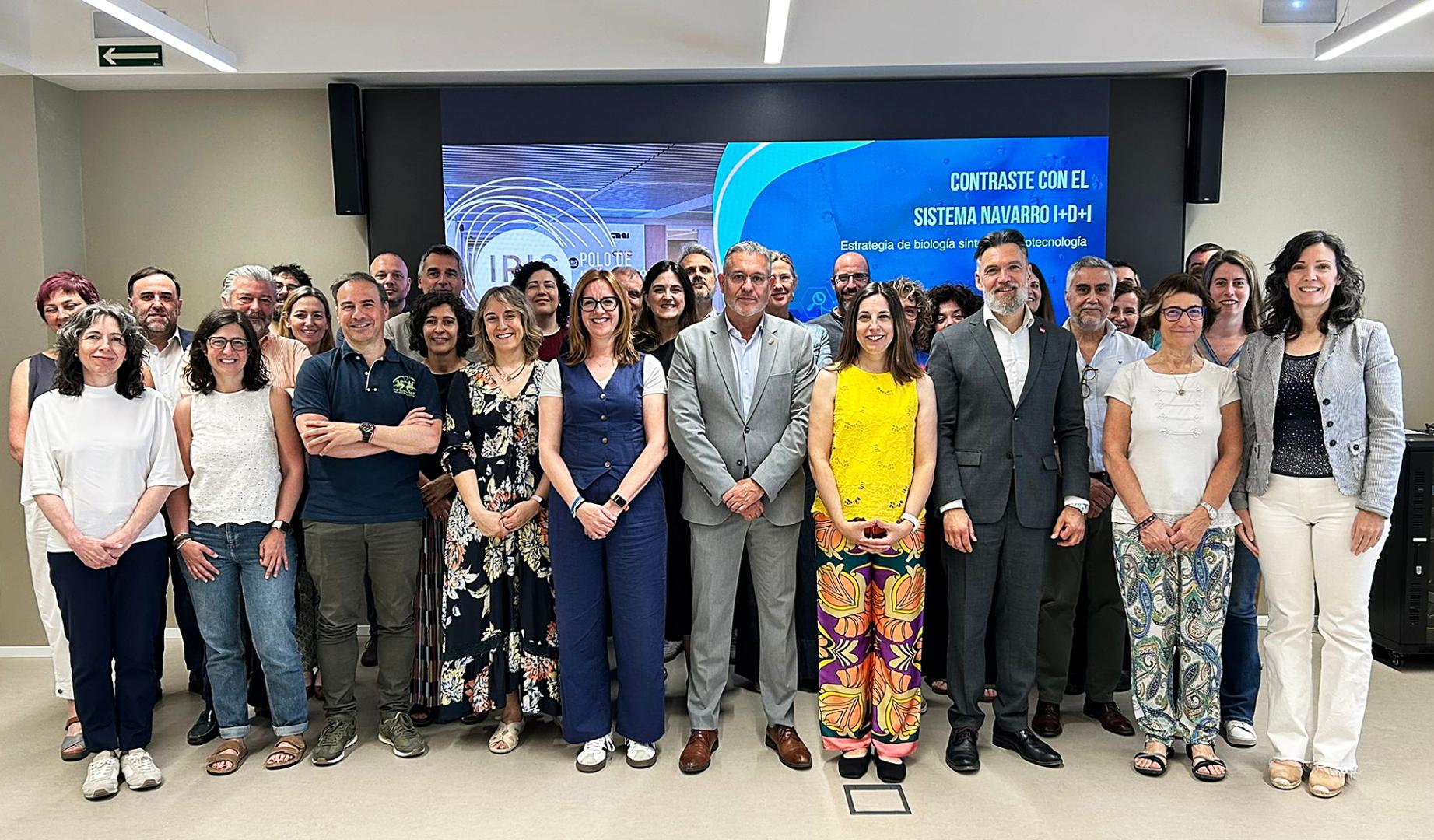 Participantes en la jornada posan con el consejero Juan Luis García