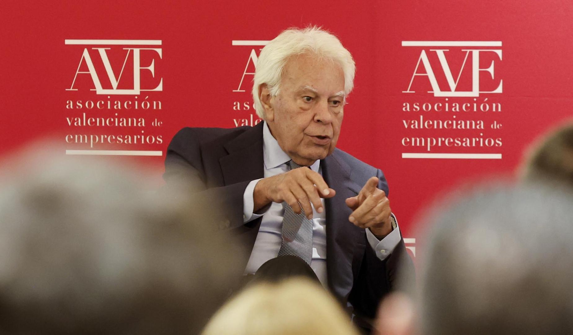 El expresidente del Gobierno Felipe González, durante el diálogo abierto a los medios de comunicación mantenido este lunes durante la reunión con la Asociación Valenciana de Empresarios (AVE).