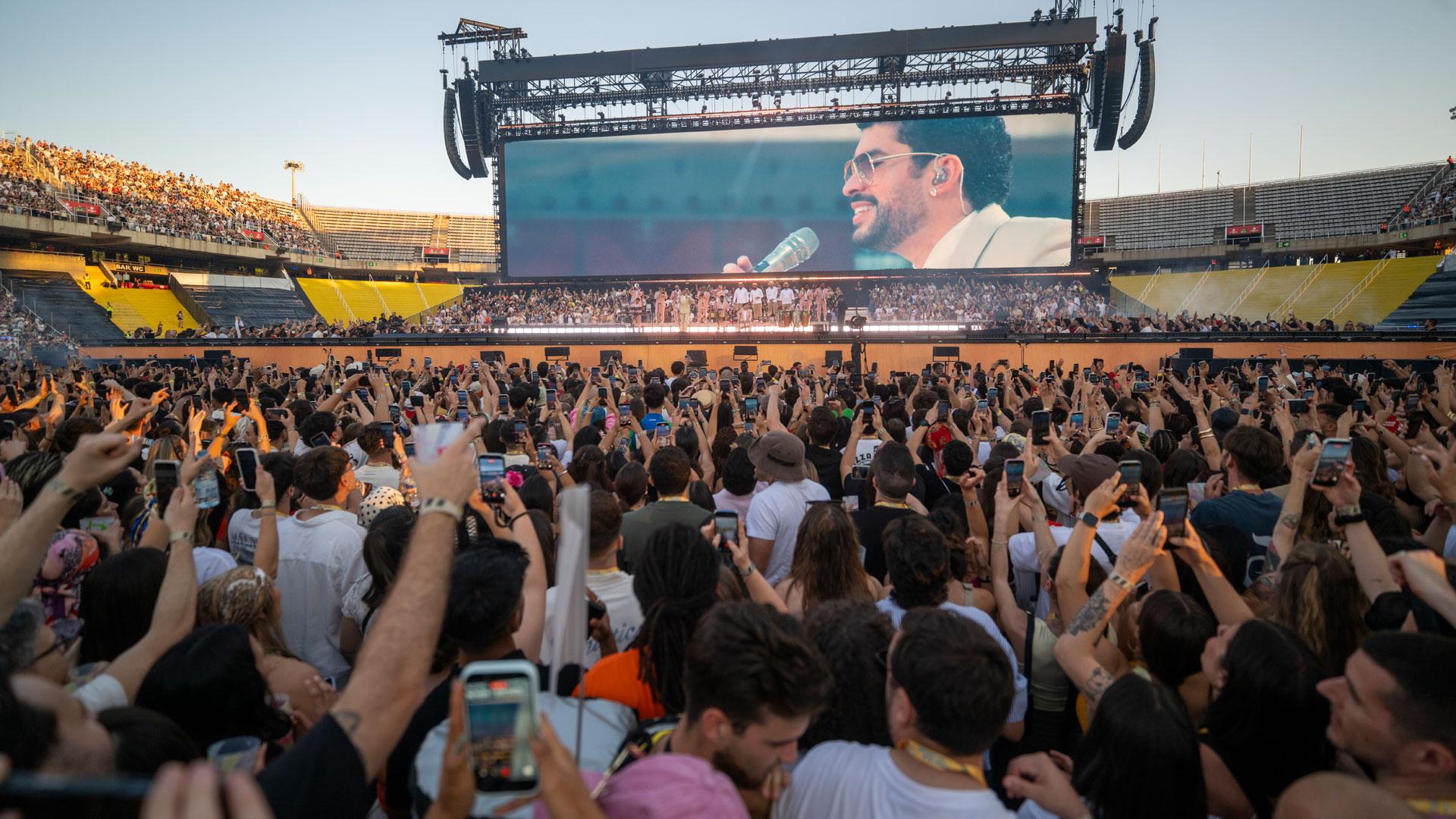 El cantante Bad Bunny durante su concierto en el Estadi Olímpic Lluís Companys, en Barcelona