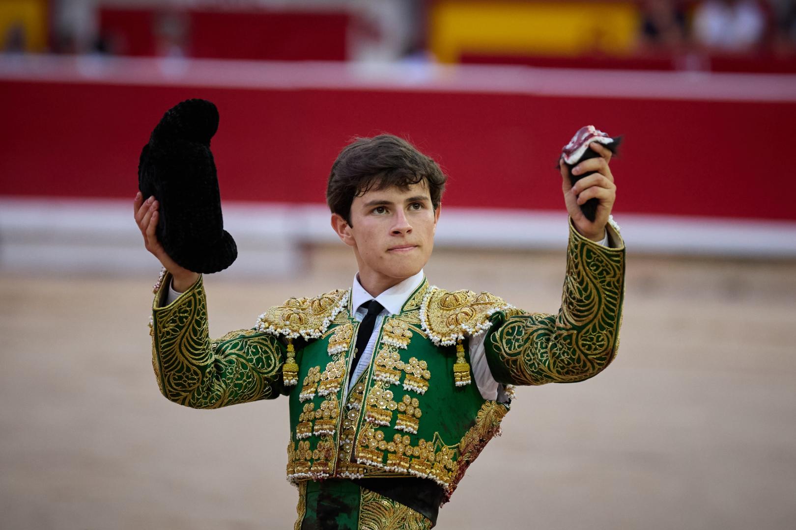 Aarón Palacio, con la oreja que cortó en la novillada de 2025 en Pamplona