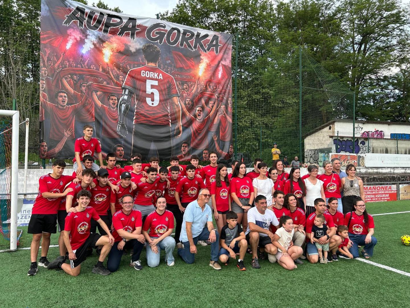 Familiares y amigos de Gorka Goñi Mendiburu posaron en el campo de Giltxaurdi delante de un tifo desplegado en su honor.