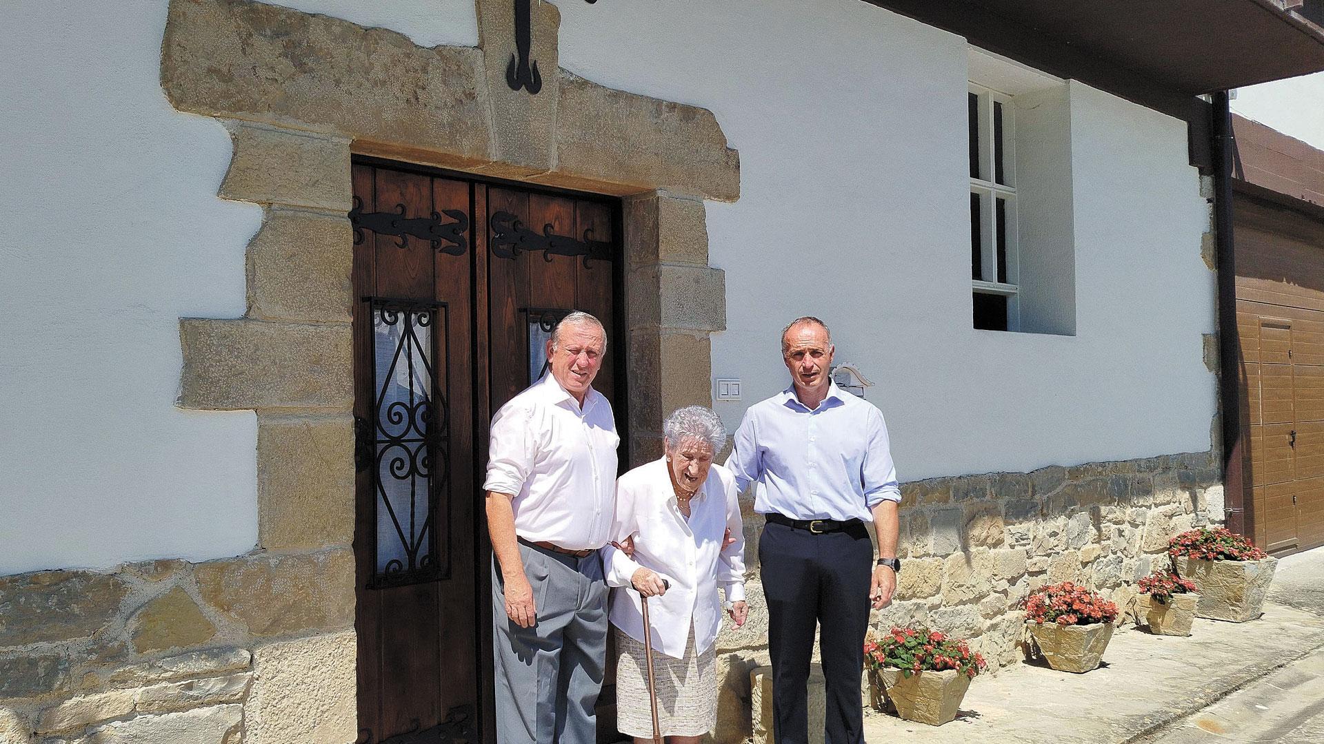 Basilisa Goicoechea Garayalde junto a sus hijos, Adolfo y Martín Elcano Goicoechea, ante la vivienda familiar