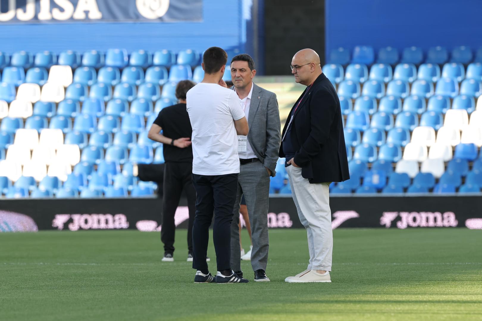 Braulio, Cata y Lisci charlan en el Coliseum antes del partido del sábado.urdíroz