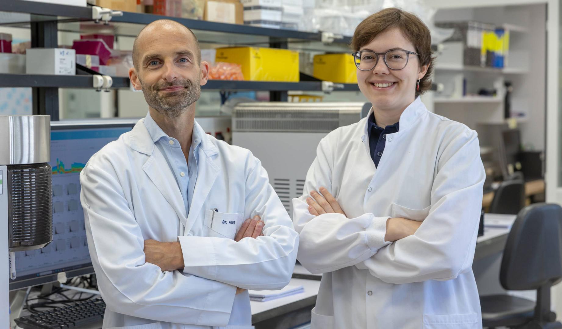 El Dr. Bruno Paiva y la estudiante predoctoral Carmen González, autores principales del estudio