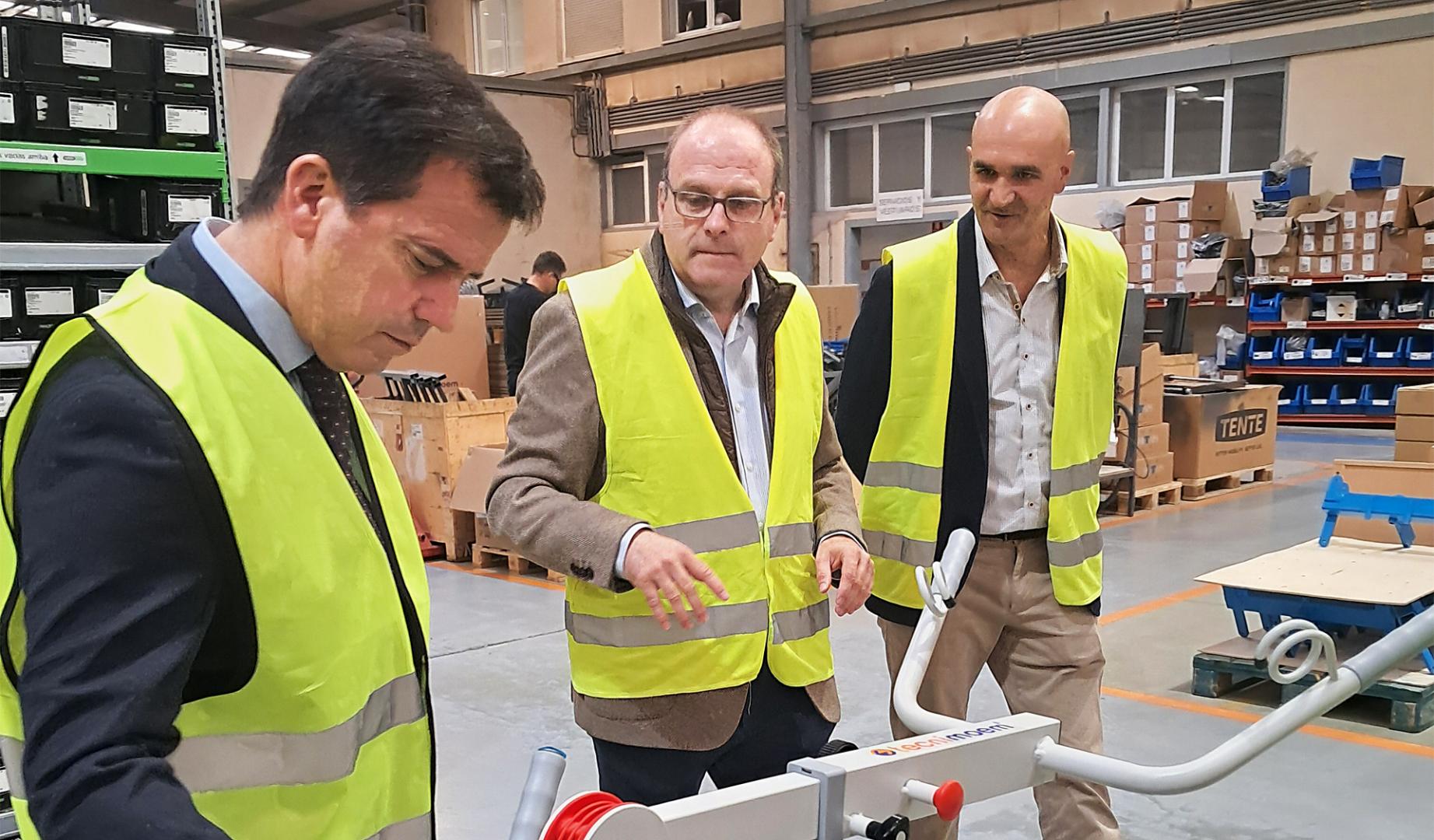 El consejero Irujo junto al equipo directo durante la visita con una grúa para uso geriátrico