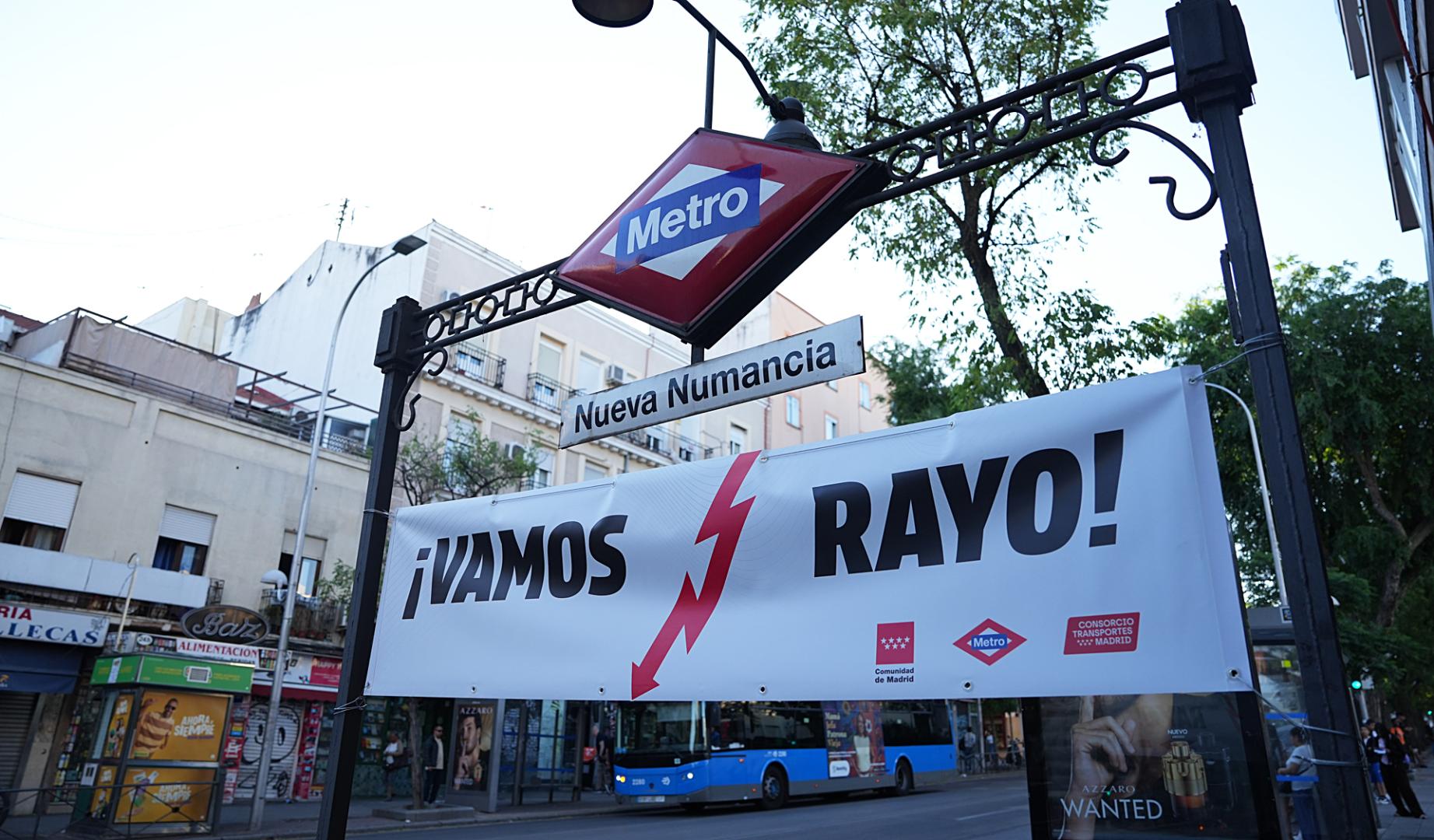 Una pancarta colgada en la parada de metro de Nueva Numancia en Madrid anima, este martes, al Rayo Vallecano