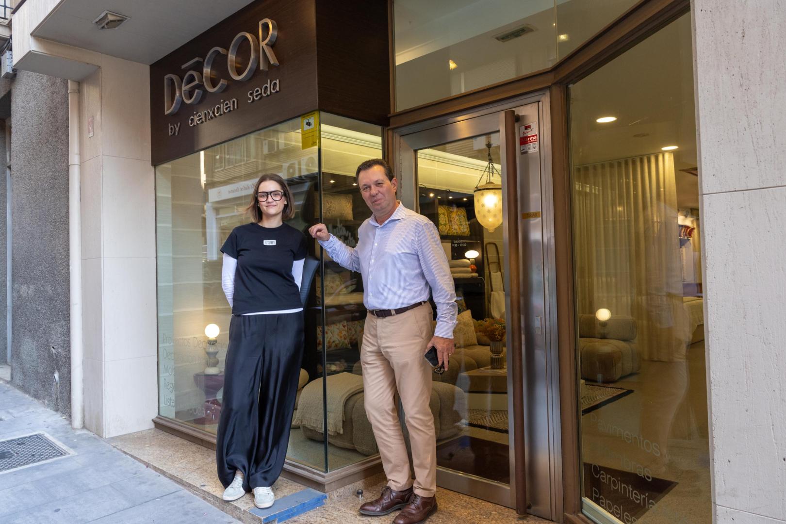 Padre e hija, en la puerta del establecimiento, ubicado en la céntrica calle Capuchinos de Tudela
