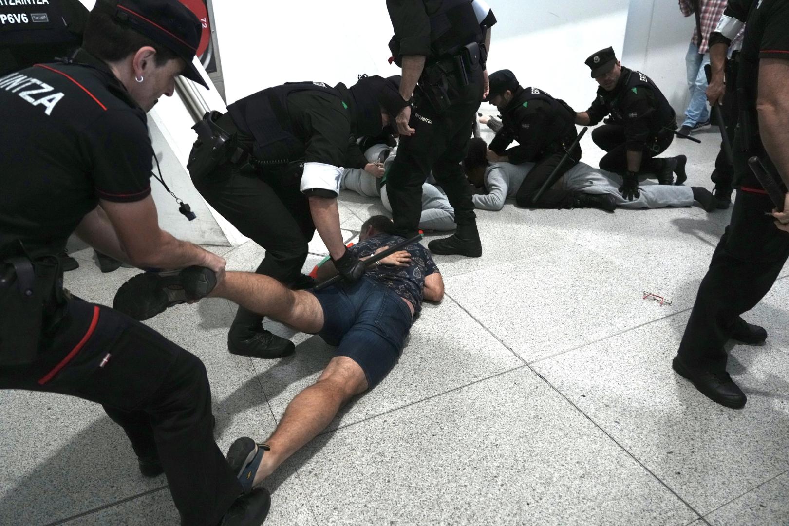 Intervención de la Ertzaintza en el aeropuerto de Loiu