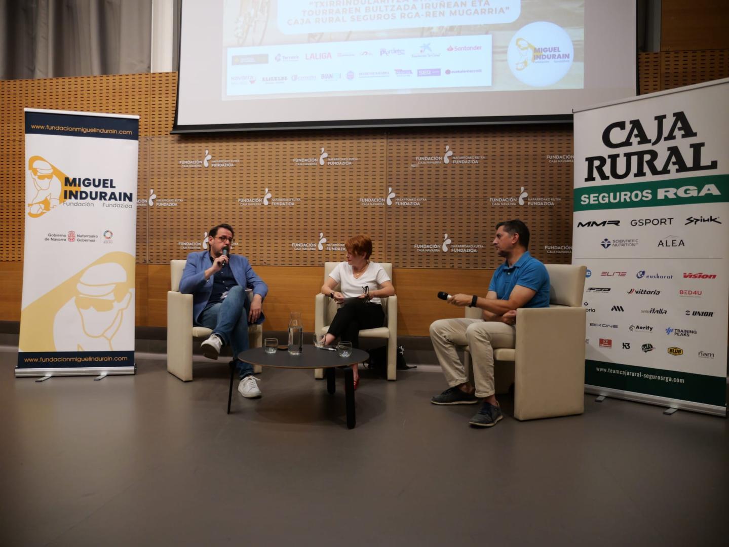 Un momento de la charla con los periodistas Víctor Goñi y Luis Guinea