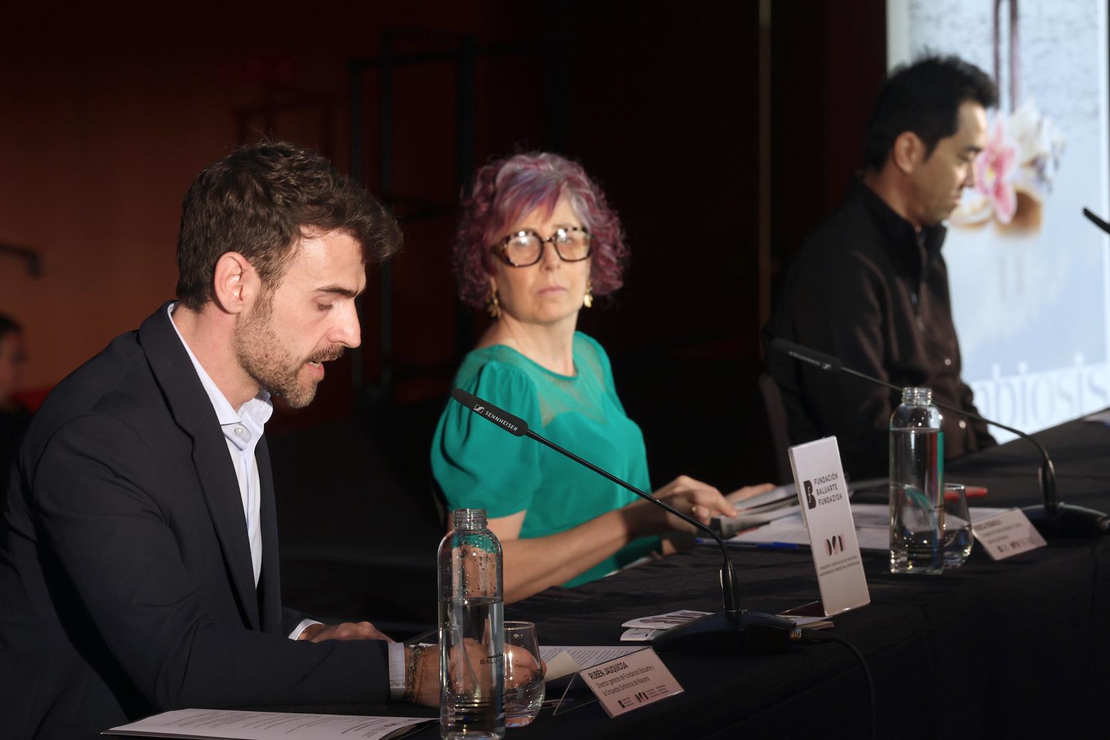 El director gerente de Fundación Baluarte y la Orquesta Sinfónica de Navarra, Rubén Jauquicoa, habla durante la presentación de la temporada 2026-2027 junto a la consejera de Cultura, Rebeca Esnaola, y el director titular y artístico de la OSN, Perry So.