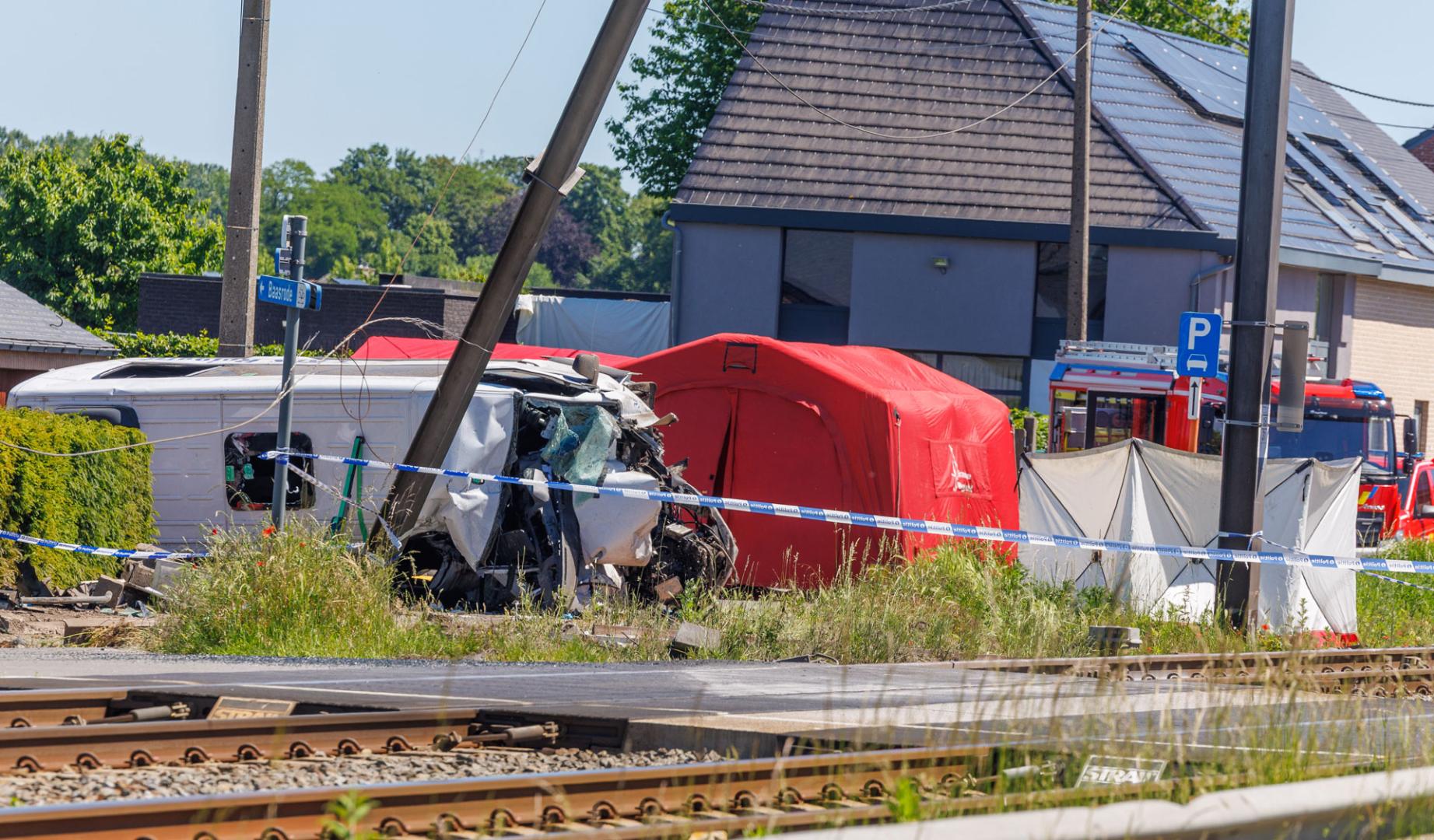 Imagen del estado en el que ha quedado el autobús escolar tras el accidente en Bélgica