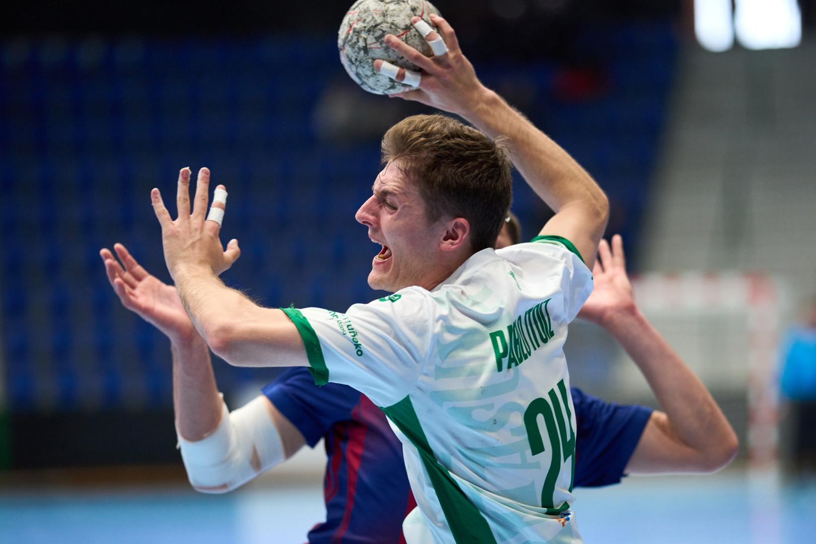Pablo Itoiz, encarando con fuerza la defensa del Barça Atlètic esta temporada en el duelo celebrado en Anaitasuna