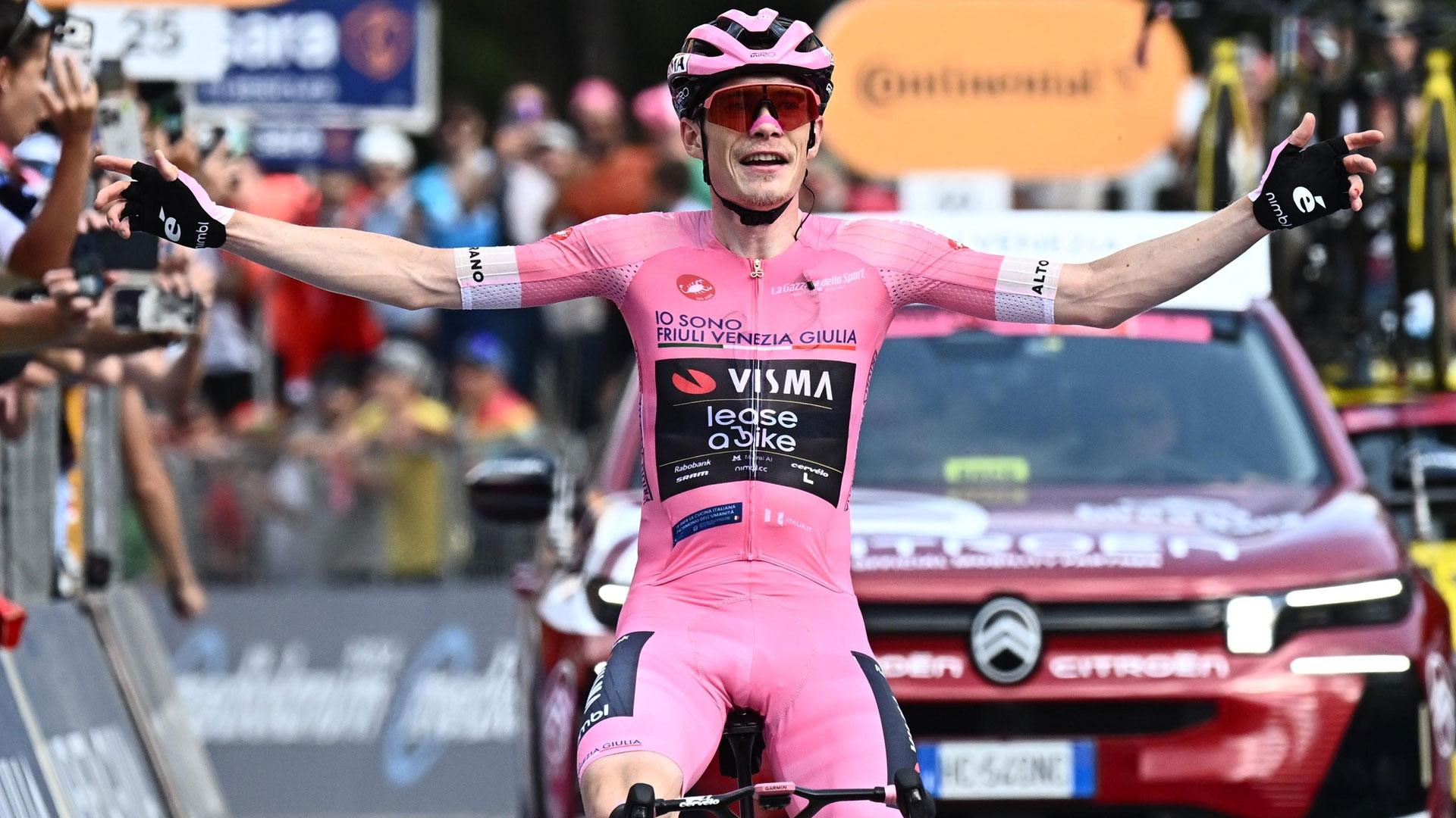 Jonas Vingegaard (Visma Lease) celebra su cuarta victoria en el Giro de Italia