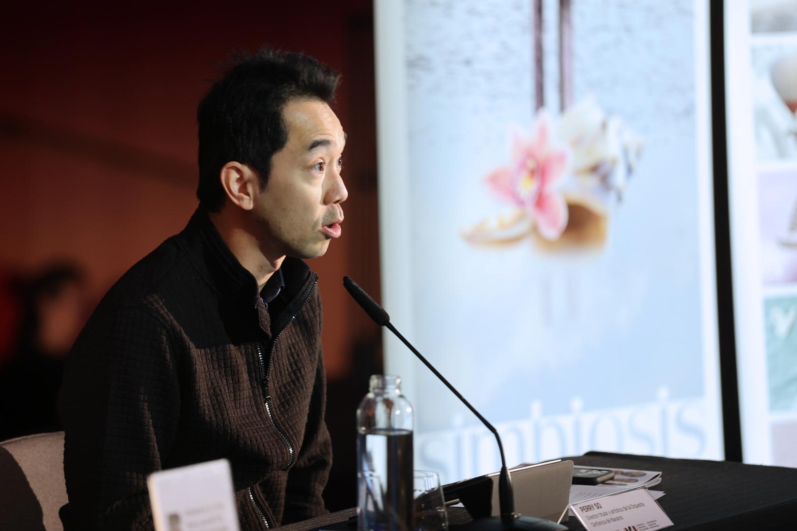 El director titular y artístico de la Orquesta Sinfónica de Navarra, el hongkonés Perry So, durante la presentación de la temporada 2026-2027 en Baluarte.
