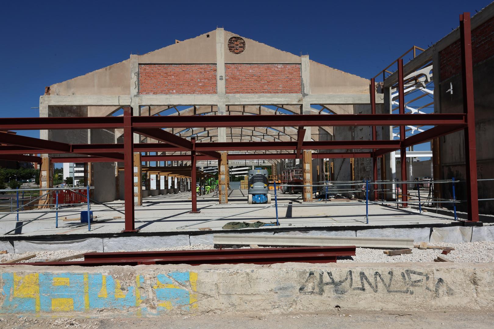 Estado actual de las obras de rehabilitación de las antiguas naves junto a la UPNA, que serán la futura sede del BAI Institute