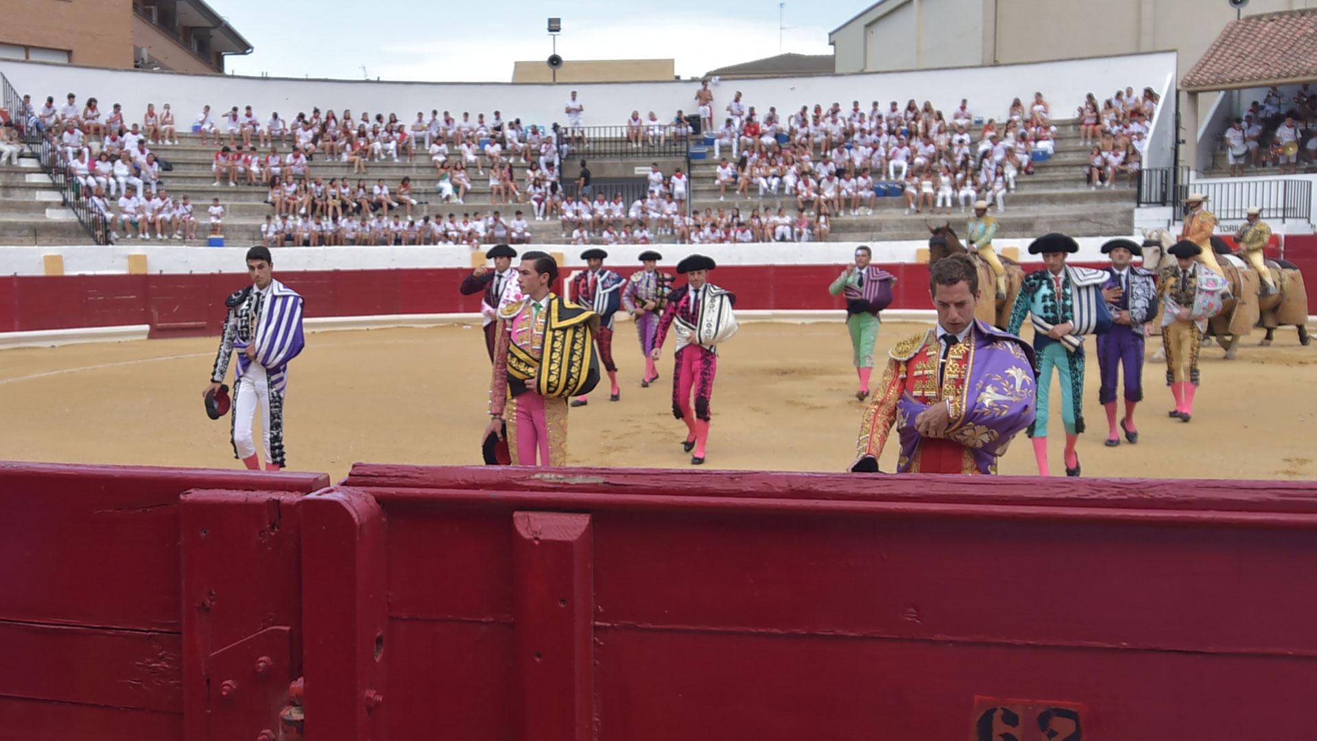 Paseíllo instantes antes de una novillada en fiestas de Peralta
