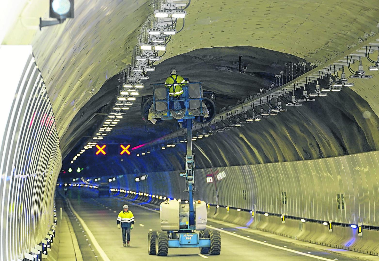Dos operarios ultiman detalles en el túnel de Belabieta.