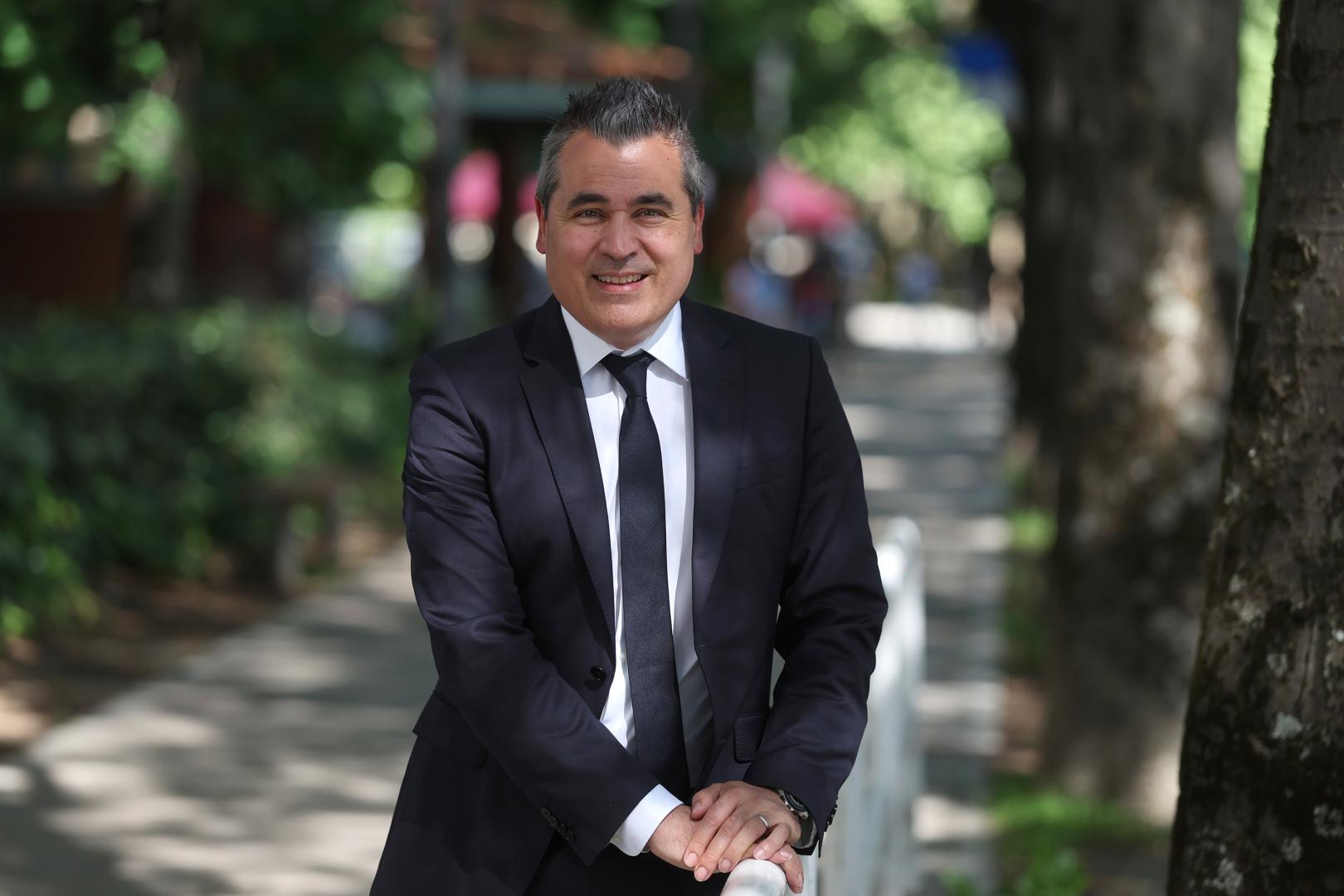Josep Maria Recasens junto al bosquecillo de la Taconera en Pamplona