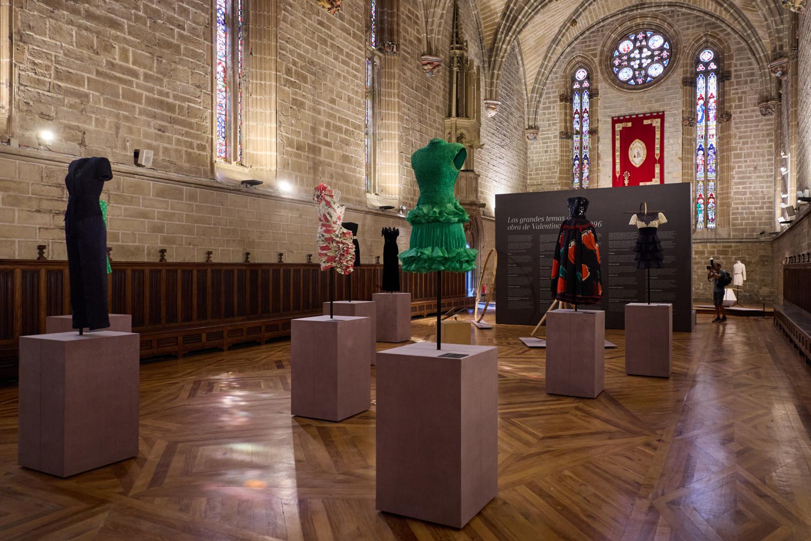 Imagen del refectorio de la Catedral con varias piezas de la colección, donada por la empresaria María Cristina Croce al Museo Nacional de Artes Decorativas de Madrid.
