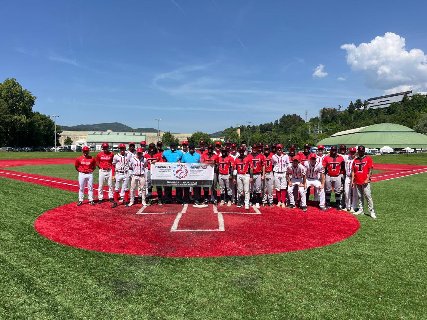 Irabia y Toros de Pamplona, los dos equipo navarros de División de Honor, poco antes de arrancar uno de los partidos que disputaron este fin de semana en el diamante de Amaya.
