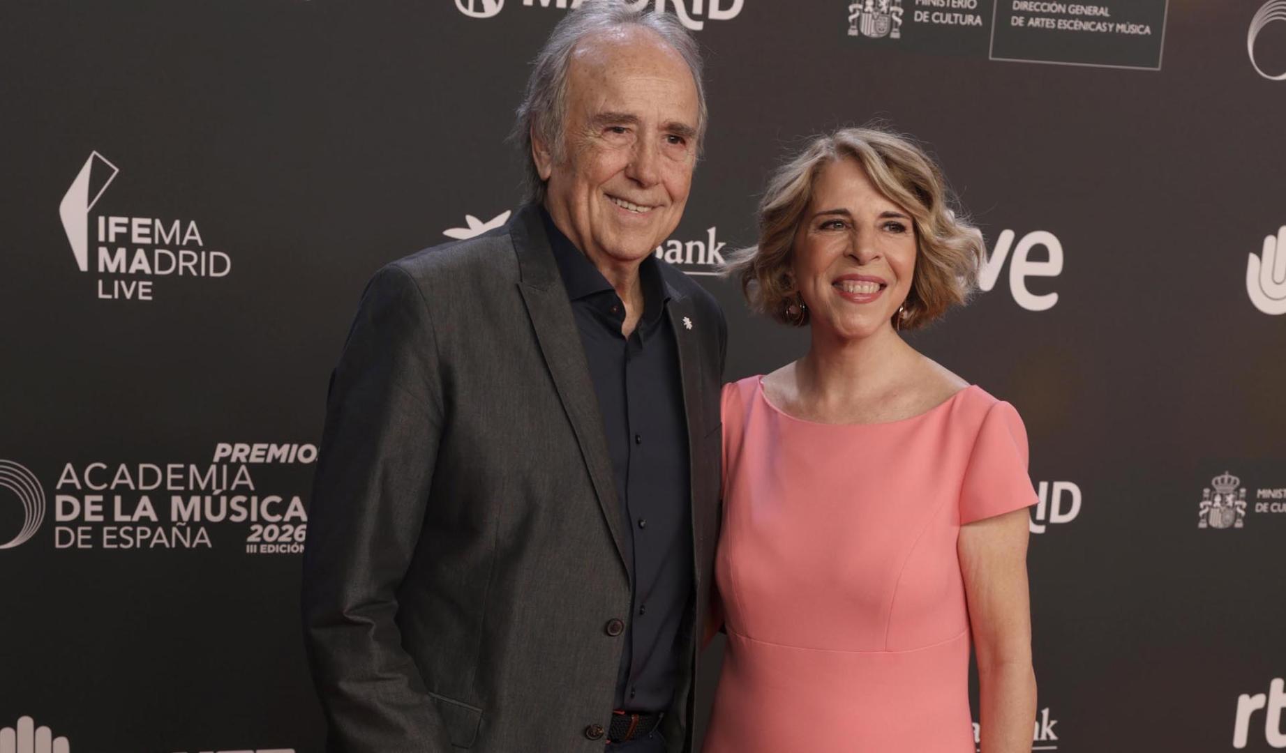 Joan Manuel Serrat, que ha recibido el Premio de Honor, posa junta a Sole Giménez, presidenta de la Junta Directiva de la Academia de la Música