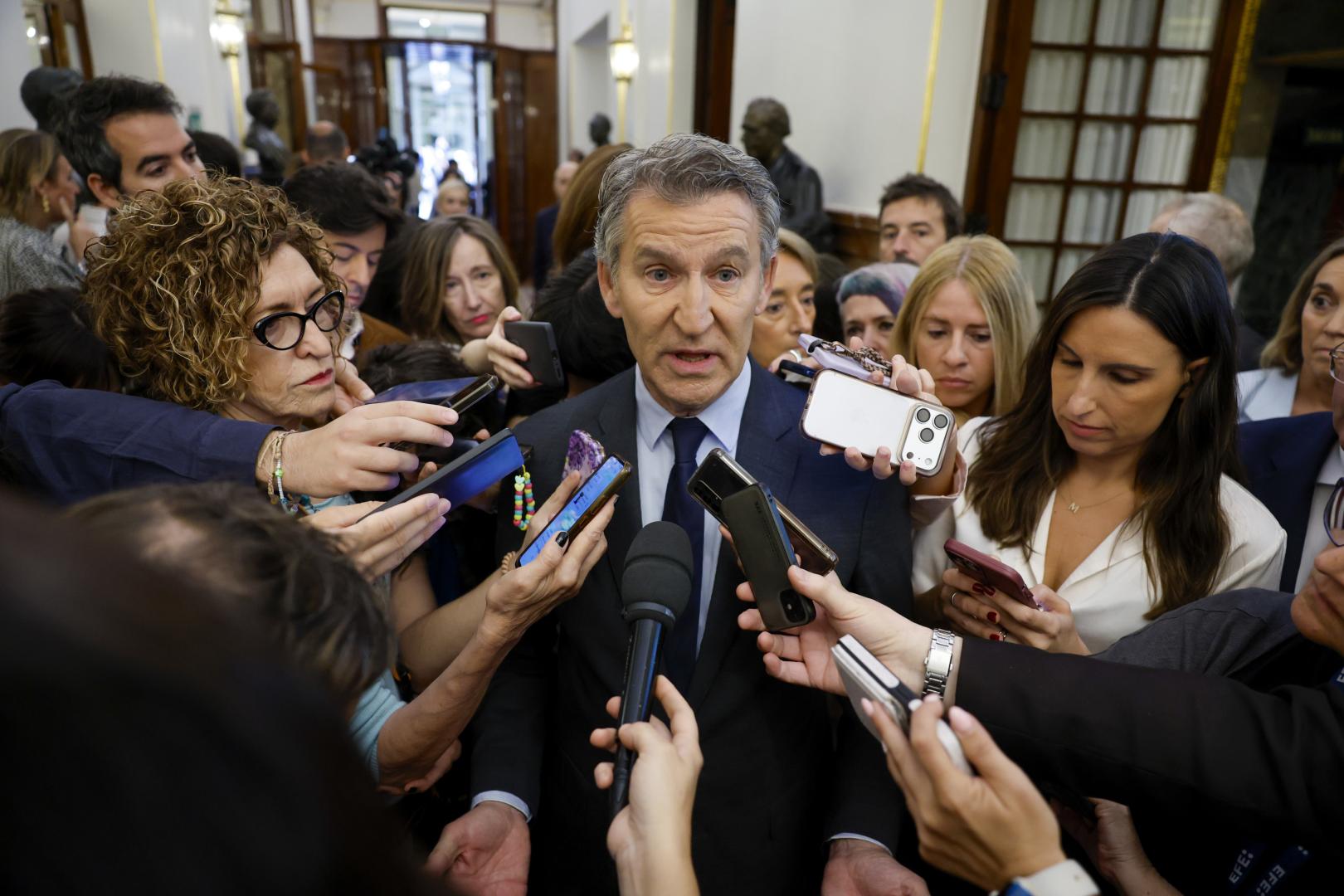 El líder del Partido Popular, Alberto Núñez-Feijóo, se dirige a los medios de comunicación a su llegada al Congreso de los Diputados