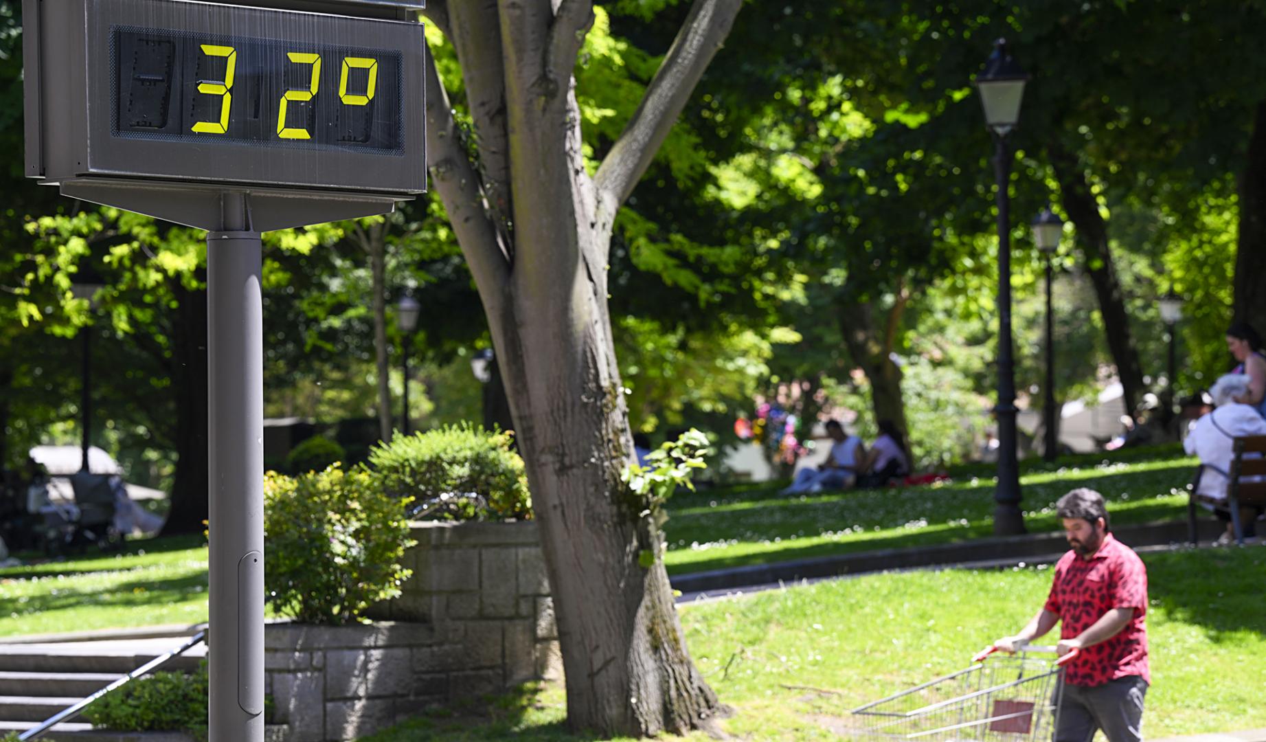 Vista de un termómetro en el centro de Oviedo este martes 26 de mayo con temperaturas superiores a los 30 grados