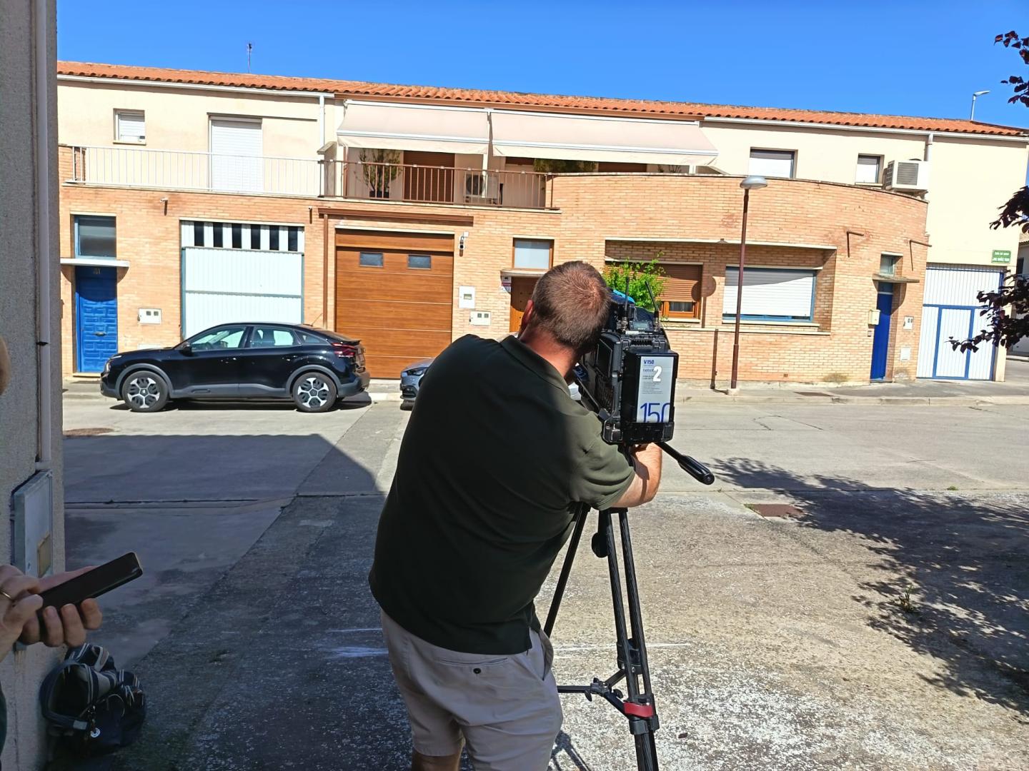 Periodistas, en la vivienda de Santos Cerdán en Milagro este miércoles por la mañana