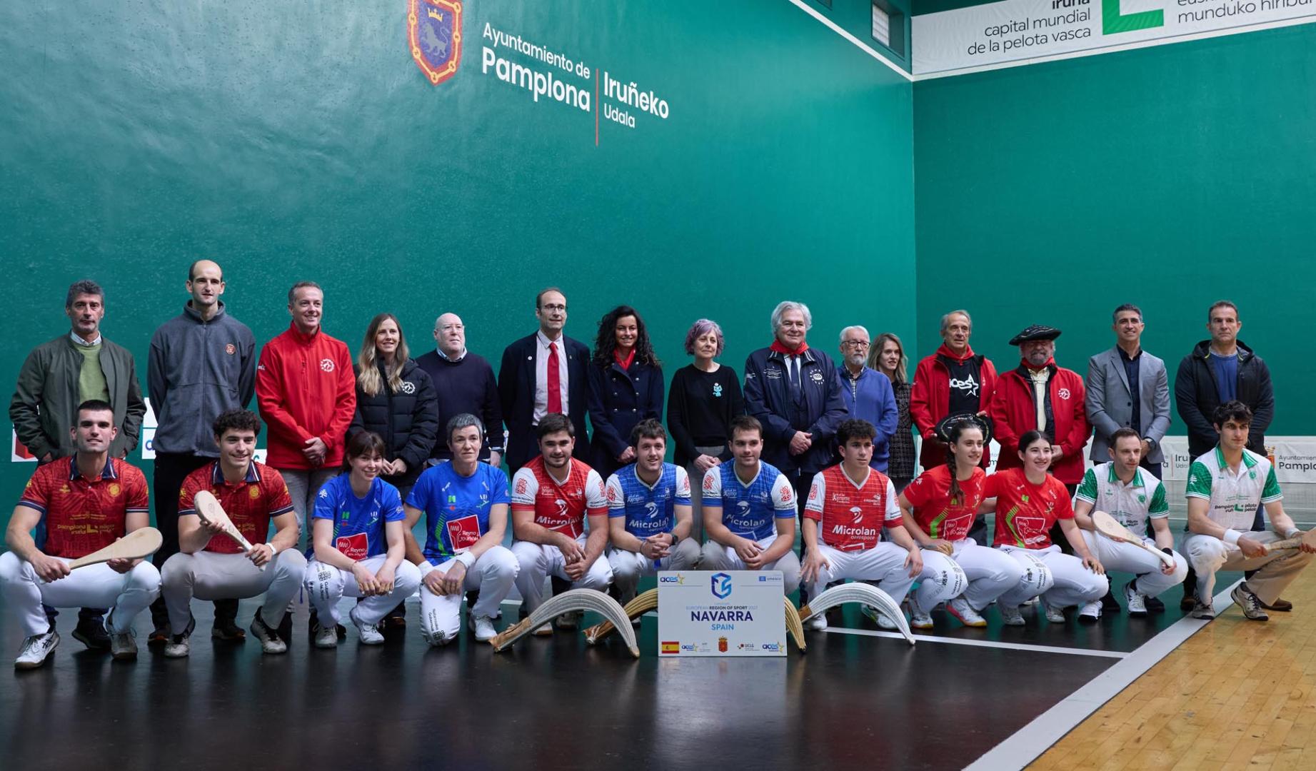 Comisión evaluadora en el frontón Labrit, en su reciente visita para valorar la candidatura de Navarra