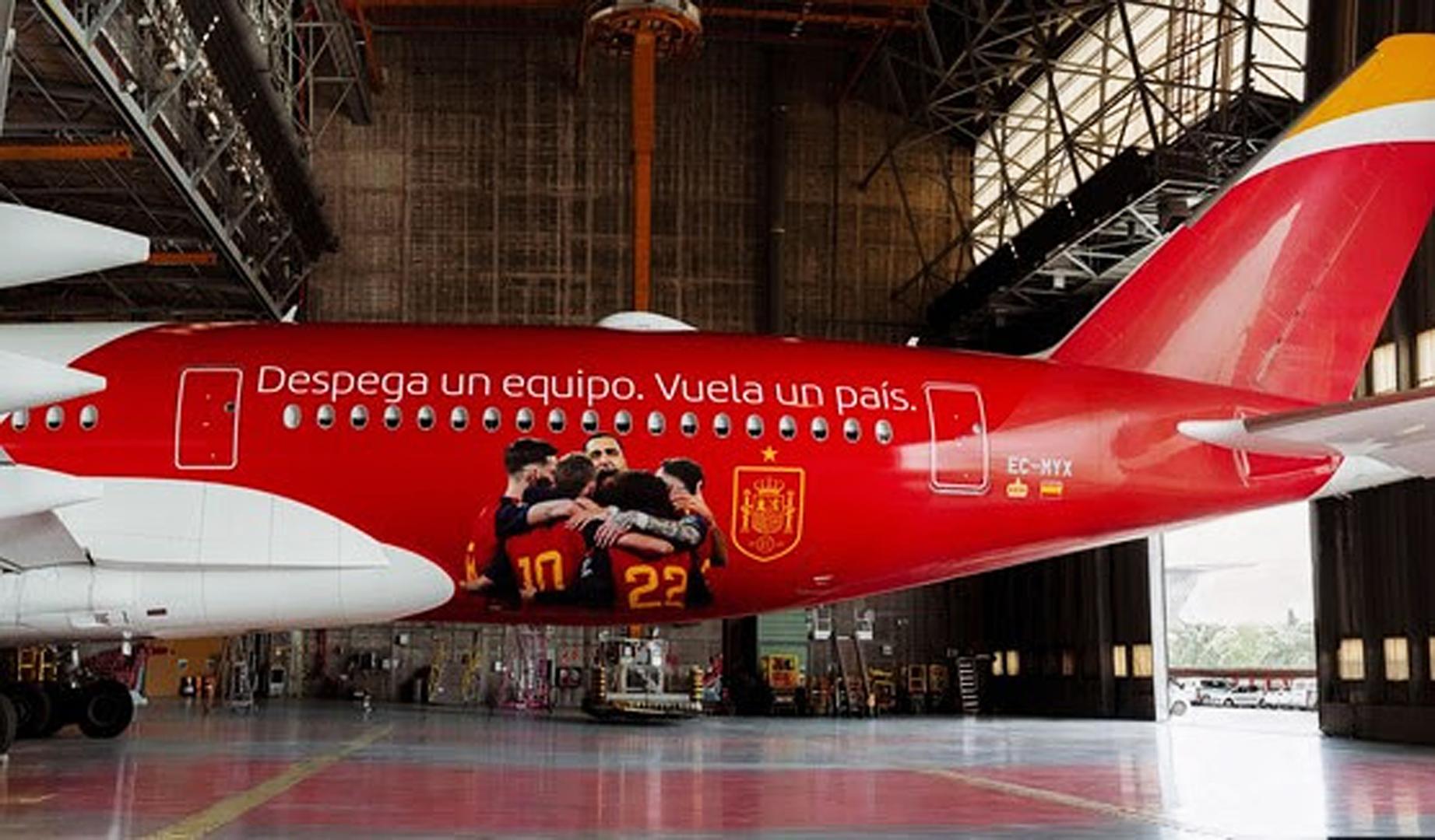 Iberia ha personalizado un vinilo en uno de sus modelos Airbus A350-Next, su avión más avanzado y sostenible, con la inscripción “Despega un equipo. Vuela un país”