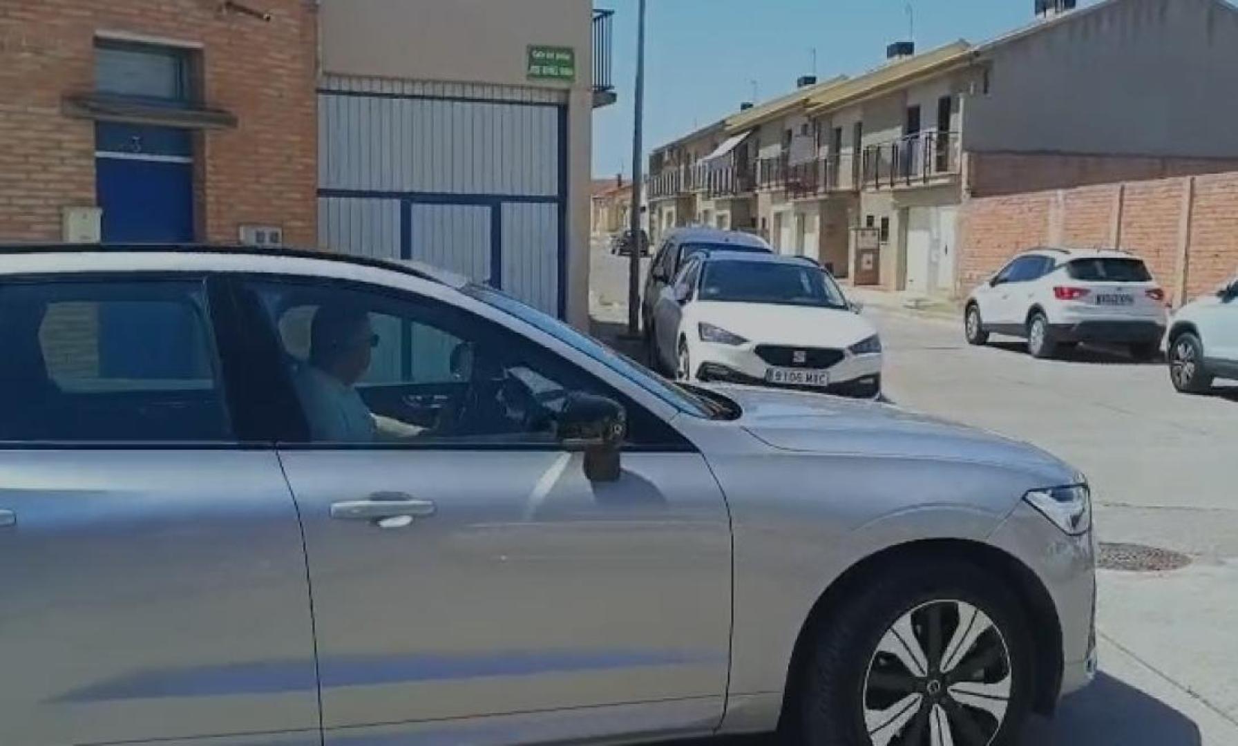 Vídeo: Santos Cerdán abandona su domicilio minutos después del registro de la UCO