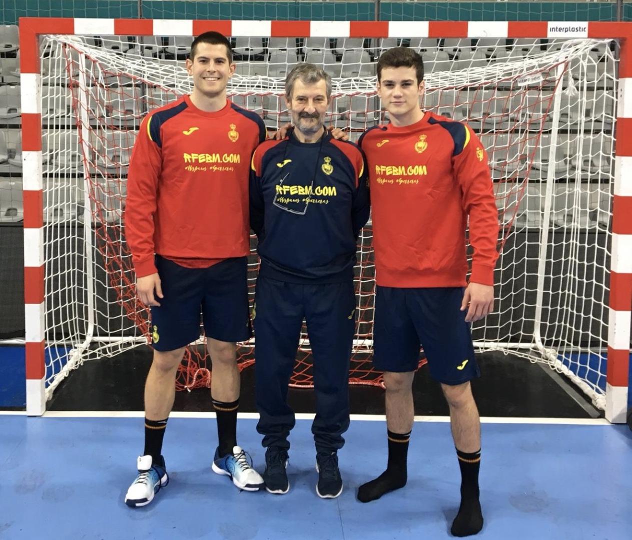 Antonio Bazán, el doctor Javier Aquerreta (galardonado con la Medalla de Oro) y Ander Izquierdo, en una concentración pasada de la selección nacional