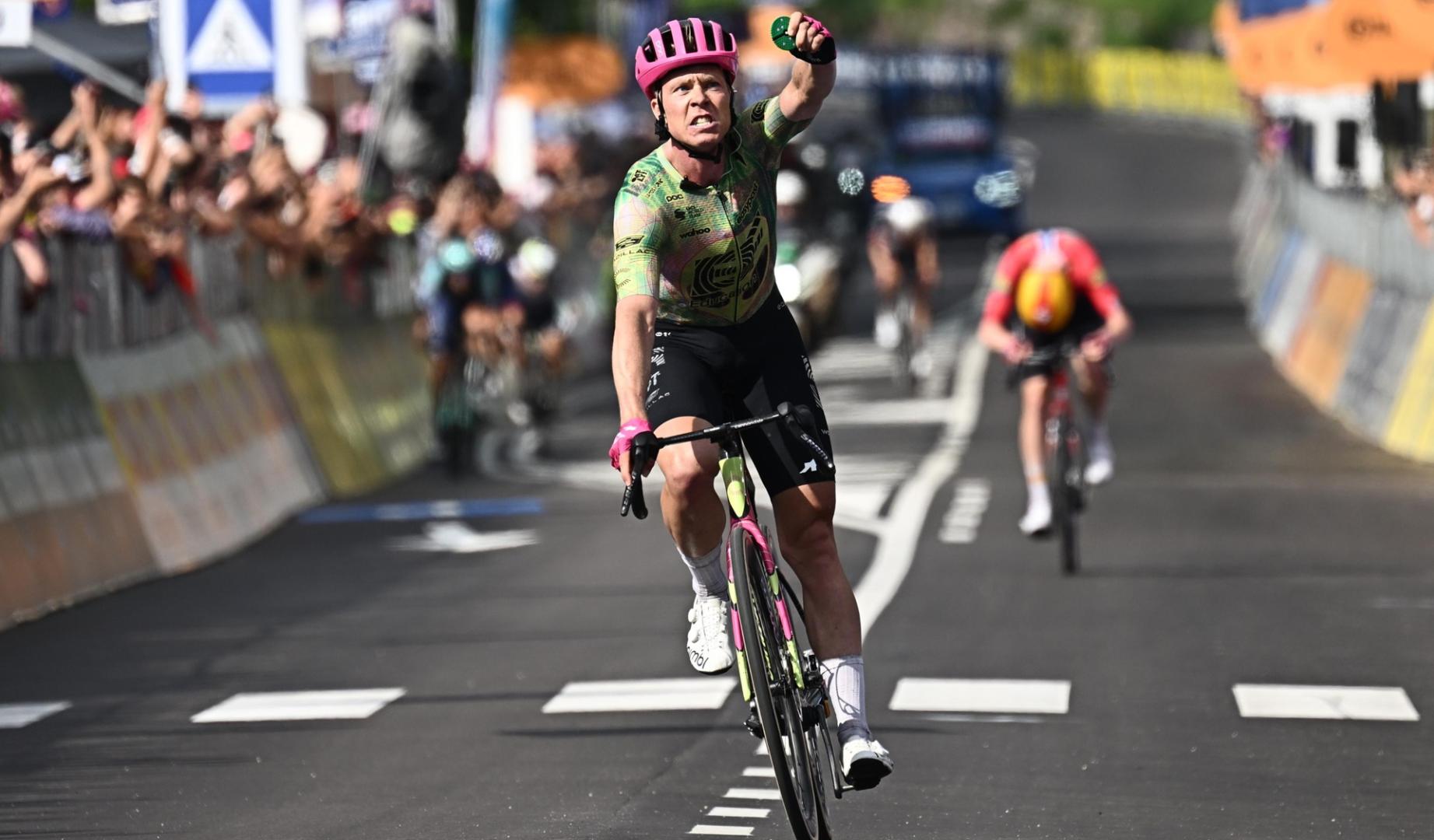 Michael Valgren (EF Education) celebra su triunfo en la decimoséptima etapa del Giro de Italia disputada Cassano d'Adda y Andalo,