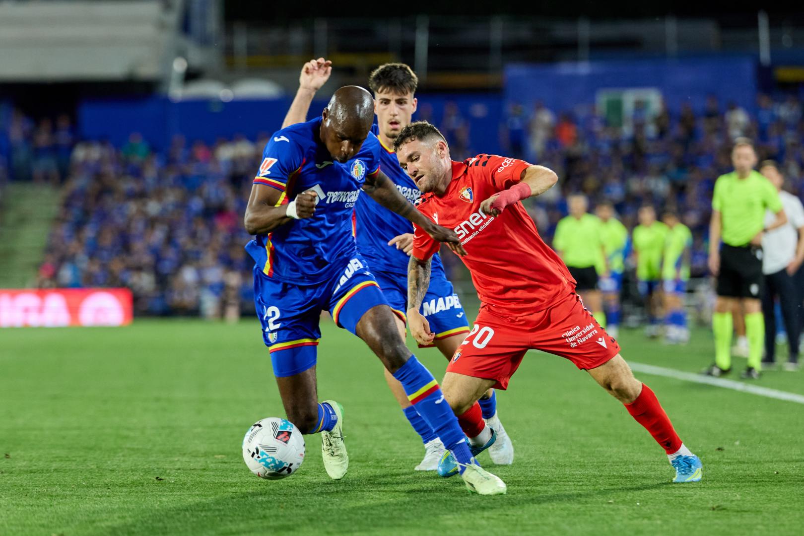 Javi Galán persigue a Nyom en el último partido disputado en Getafe..