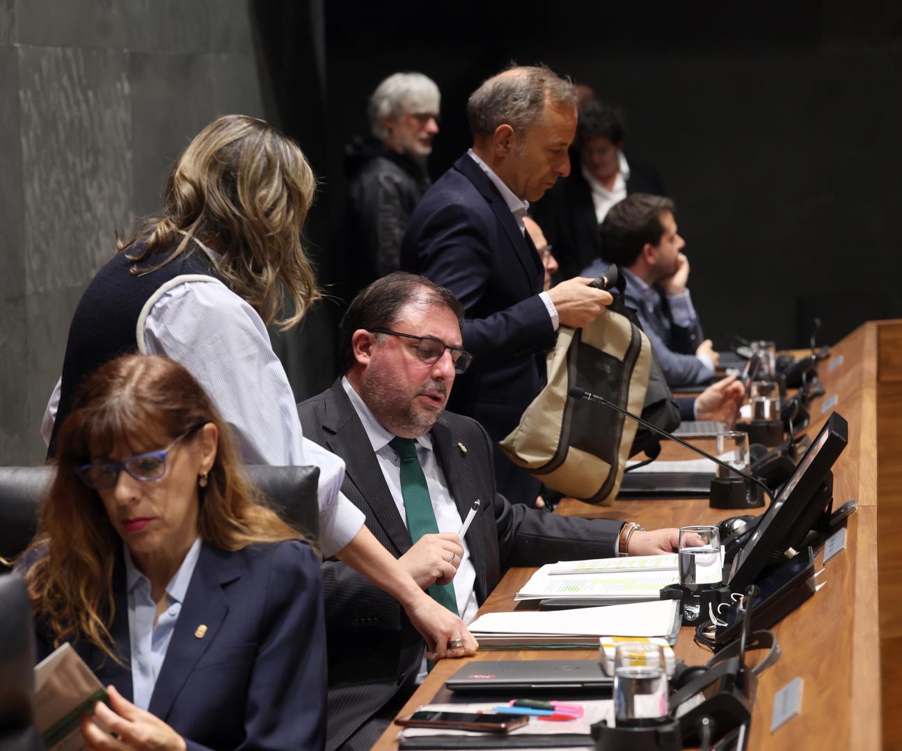 El presidente del Parlamento, Unai Hualde, habla con la Letrada Mayor del Legislativo, Silvia Doménech, antes del inicio de una sesión plenaria