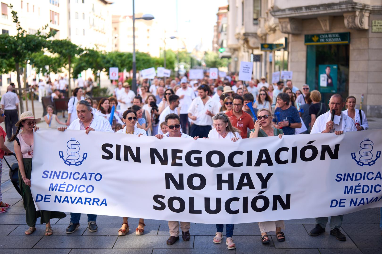 Manifestación de médicos por las calles de Pamplona este miércoles.