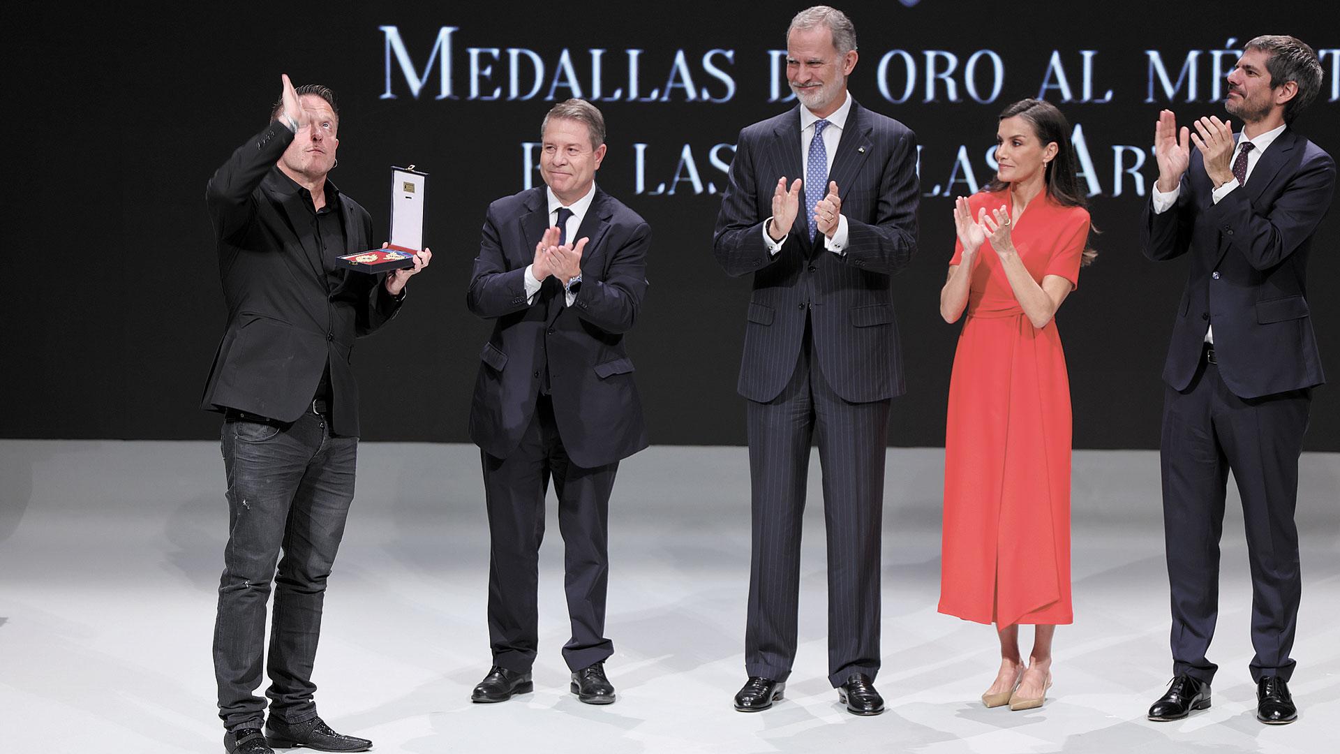 Alén Ayerdi recoge la medalla de Robe en presencia de Page, los Reyes y el ministro de Cultura