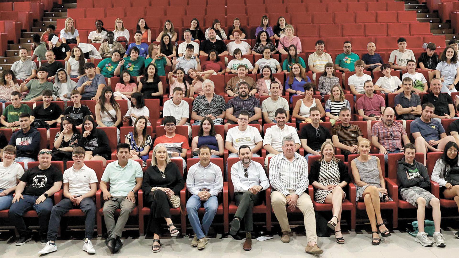 Los alumnos y alumnas con sus docentes y los representantes municipales e institucionales durante el acto celebrado en la casa de cultura de Peralta