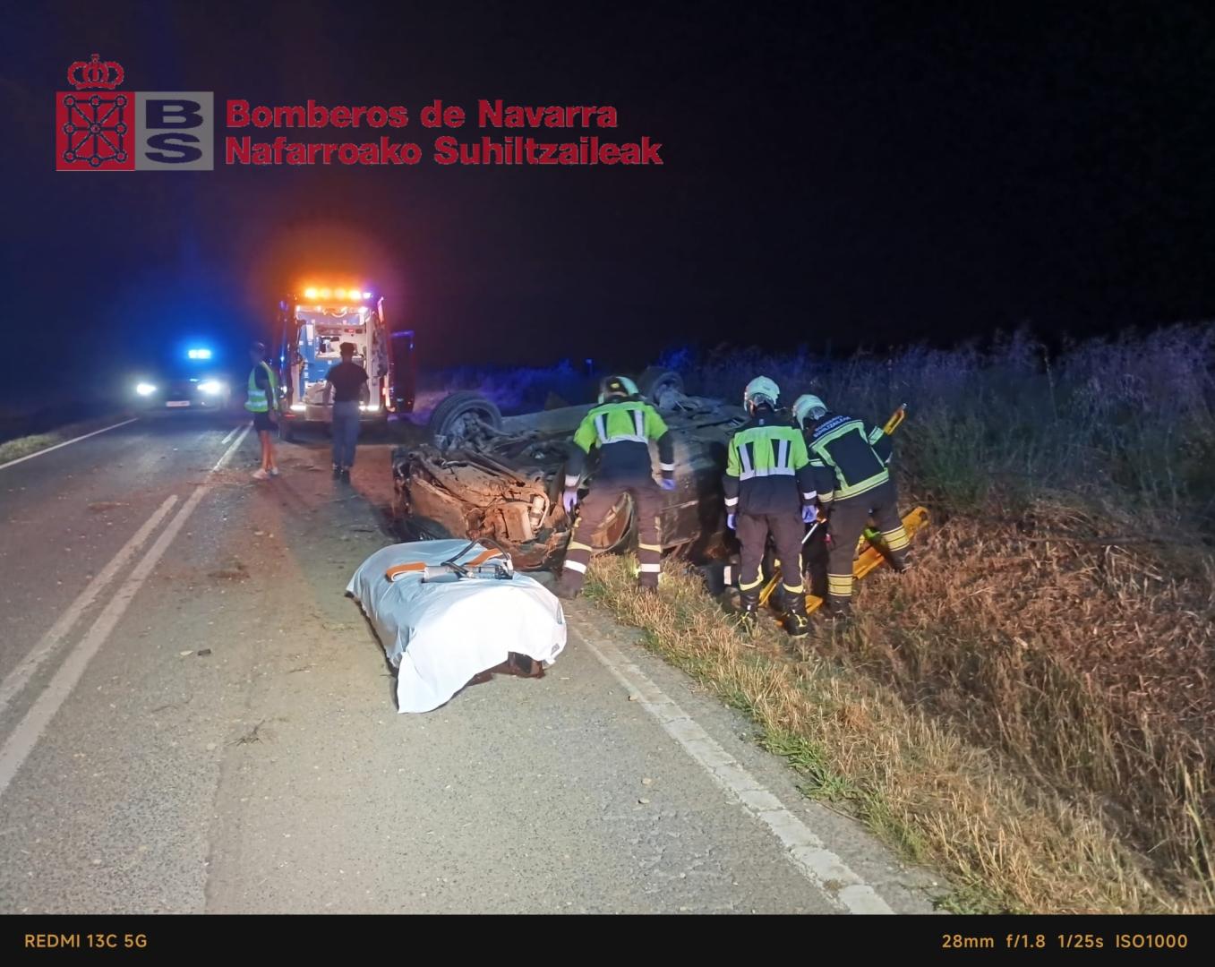 El conductor sufrió una salida de vía con vuelco del vehículo