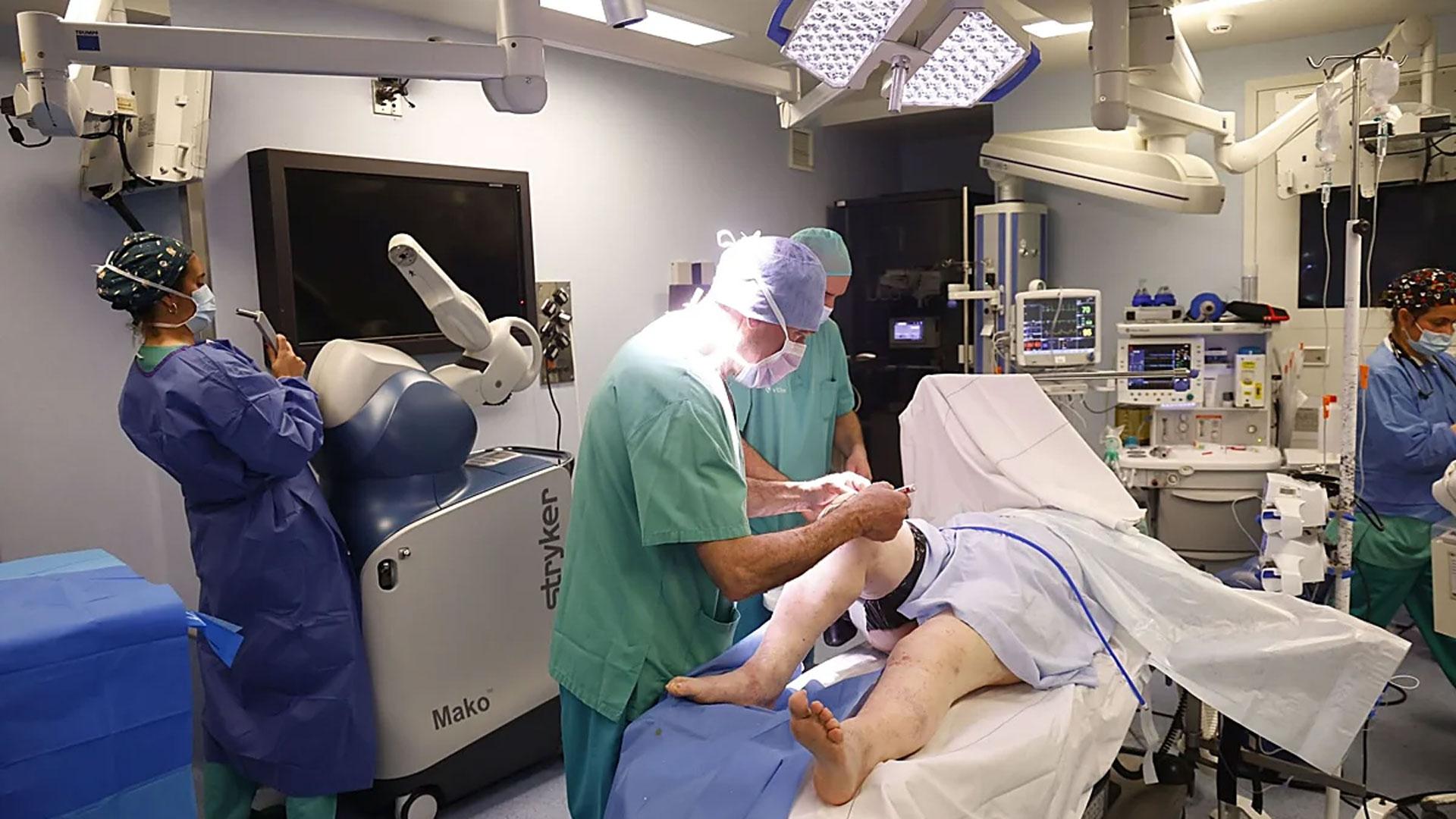 Un paciente se somete a una operación de rodilla