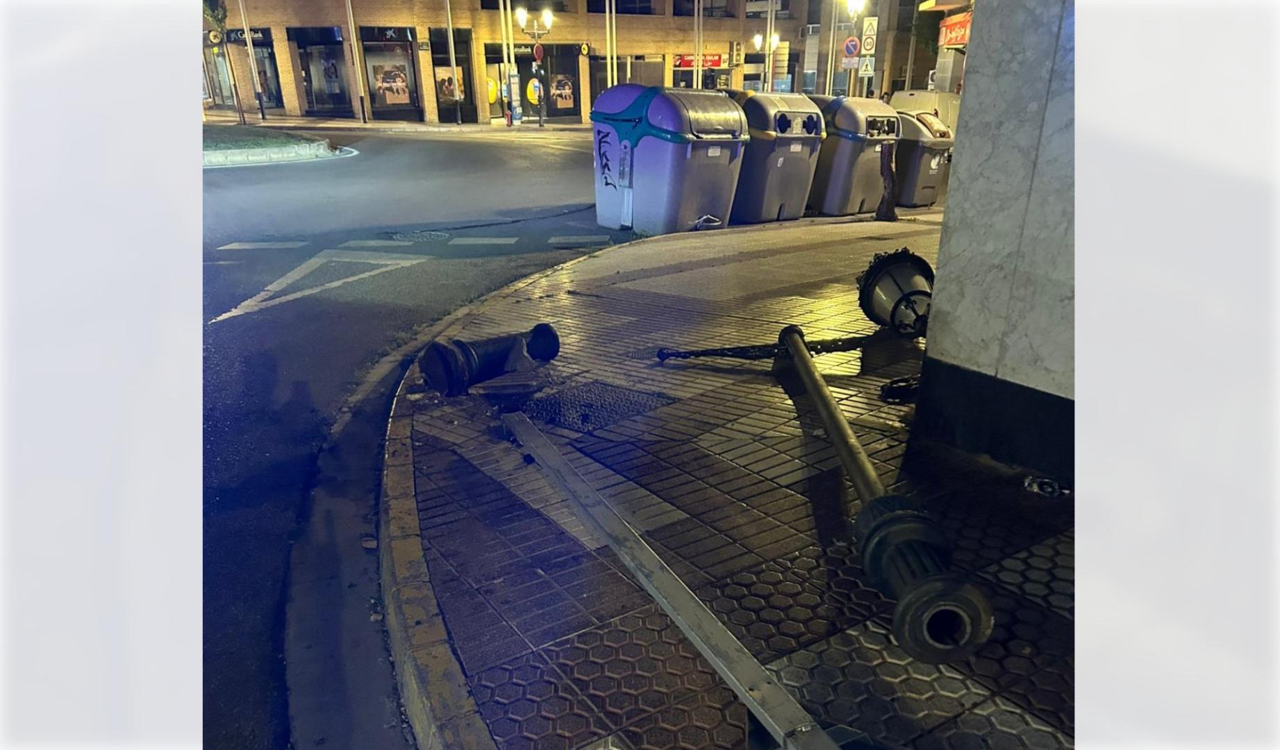 Estado en el que quedaron la farola y la señal tras chocar el vehículo al salirse de la vía
