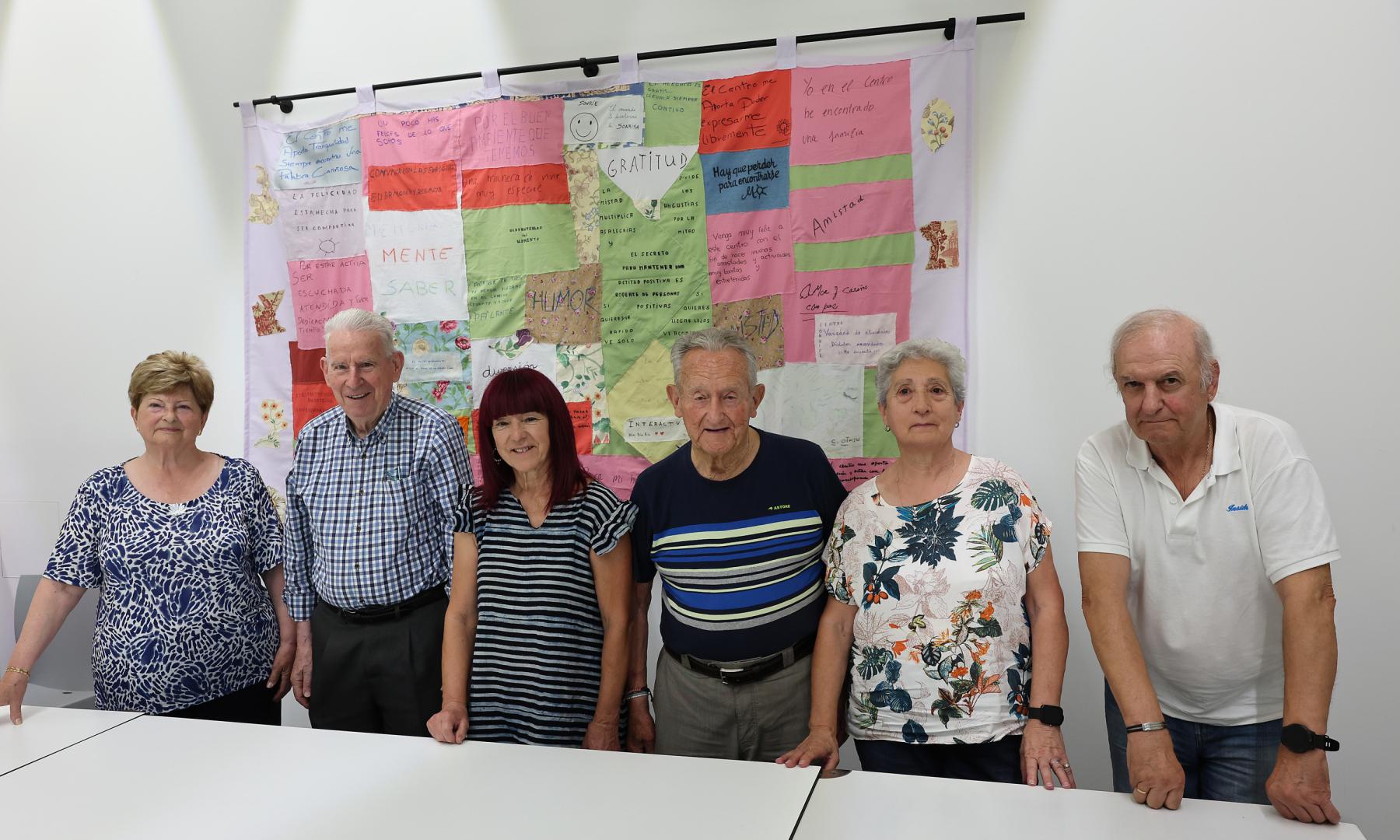 De izda a dcha: Mari Carmen Rodríguez Moreno, Josetxo Paternáin Nagore, Ana Mendinueta Beriáin, Javier Mendinueta Ruiz de Azúa, Gema Burguete Pola y Sabino Huarte Estella, en el centro 'Convive Santesteban' de la Txantrea.